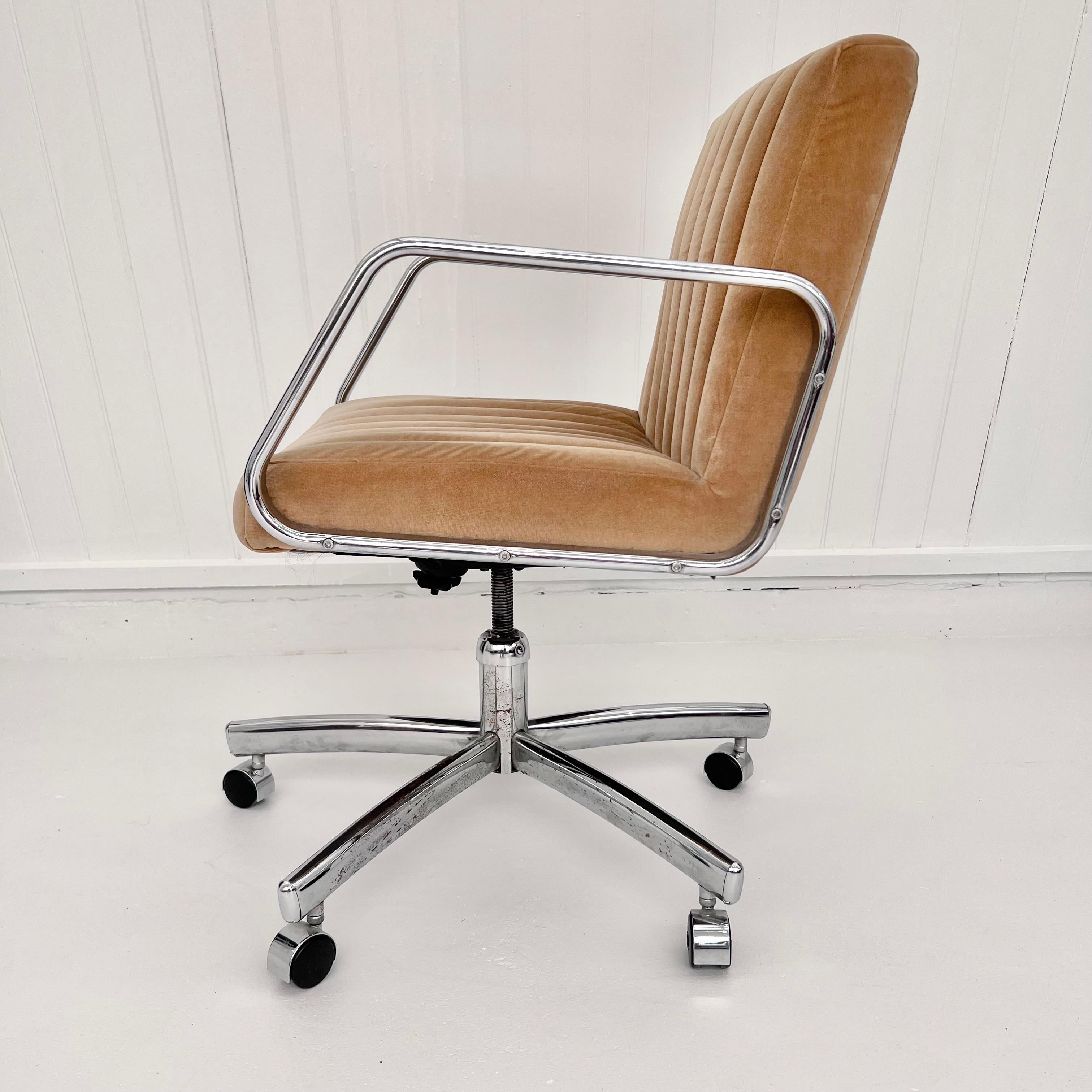 Silla de oficina moderna de cromo y terciopelo acolchado, años 80 EE.UU. en venta 1