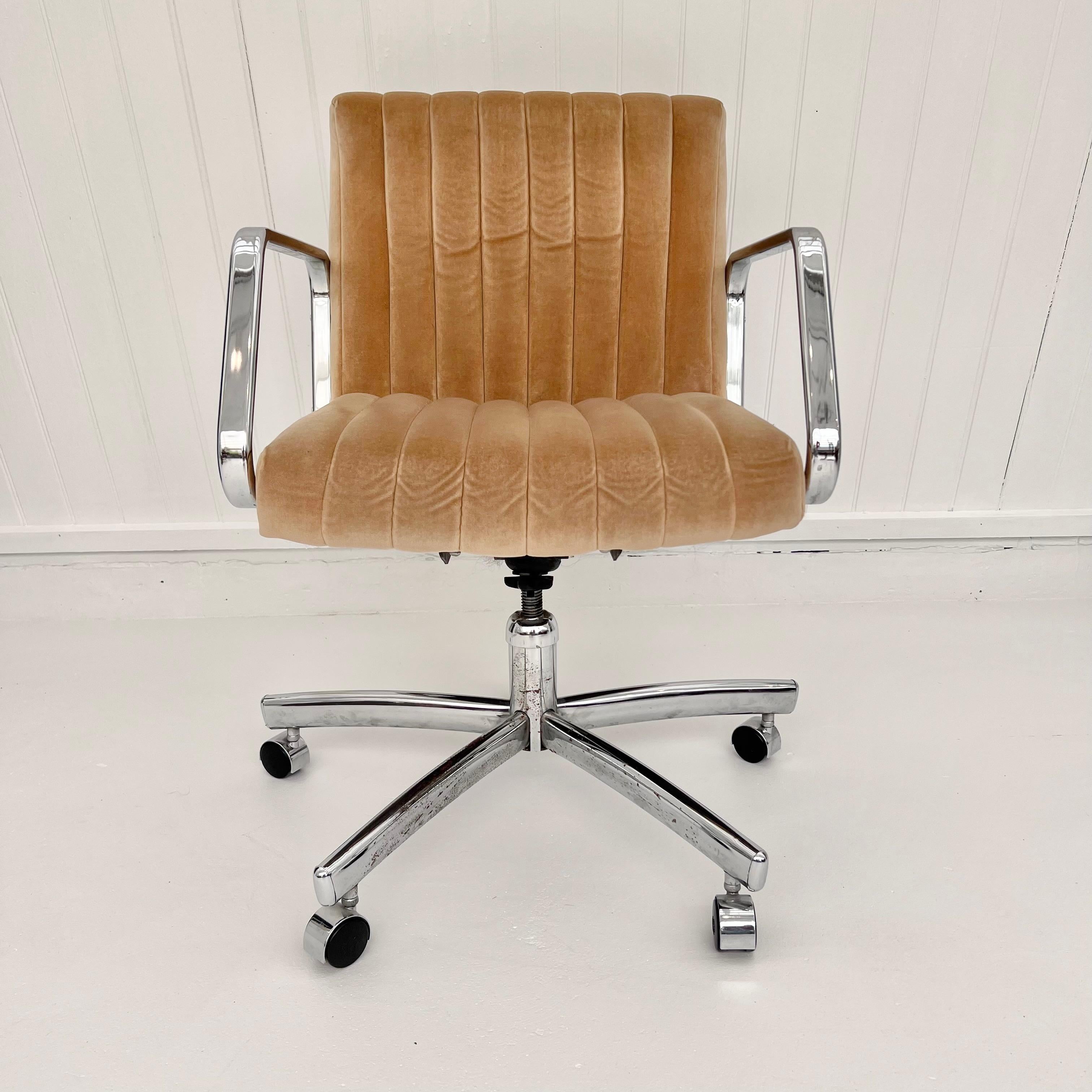 Silla de oficina moderna de cromo y terciopelo acolchado, años 80 EE.UU. en venta 2