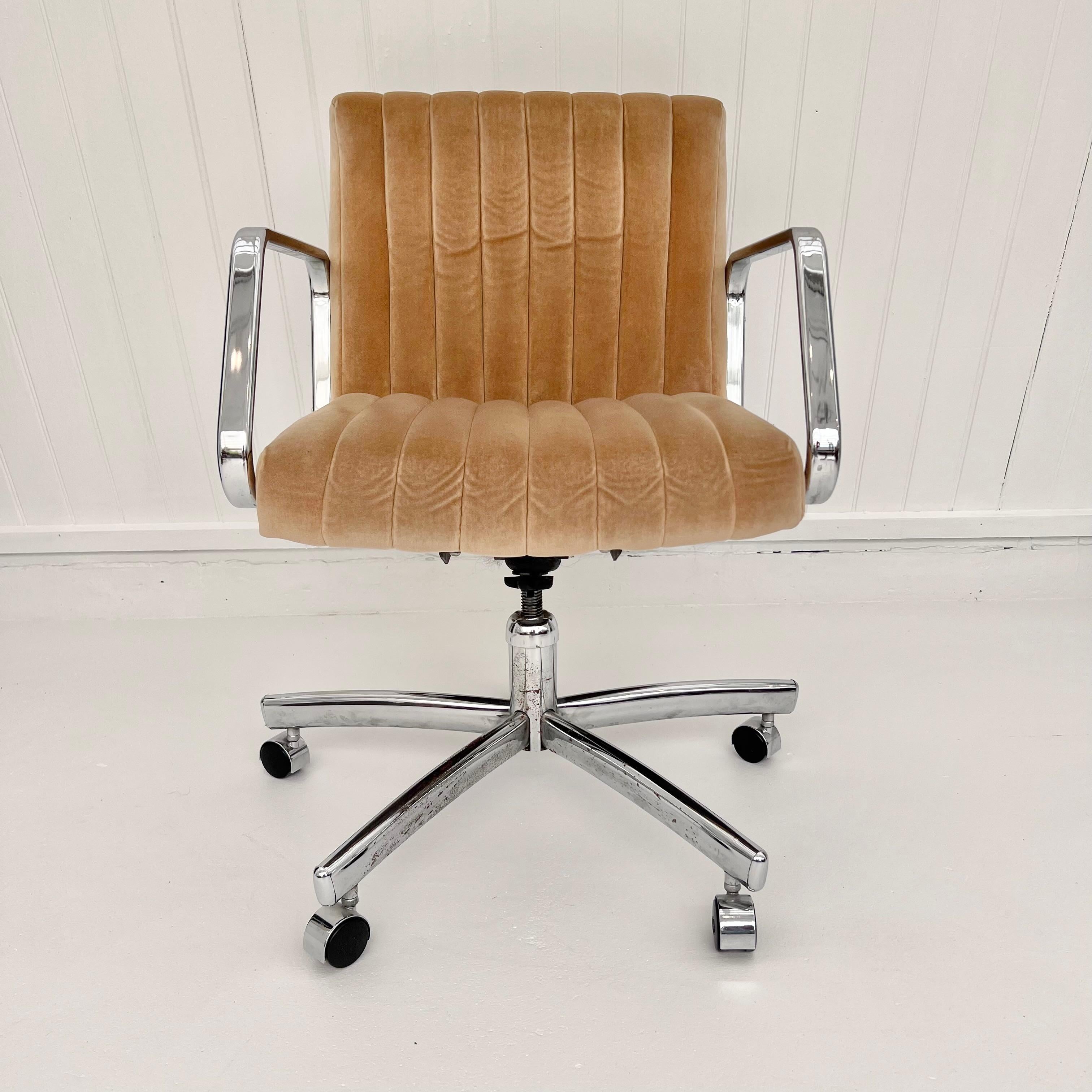 Chaise de bureau moderne en chrome et velours touffeté, années 1980, États-Unis en vente 2