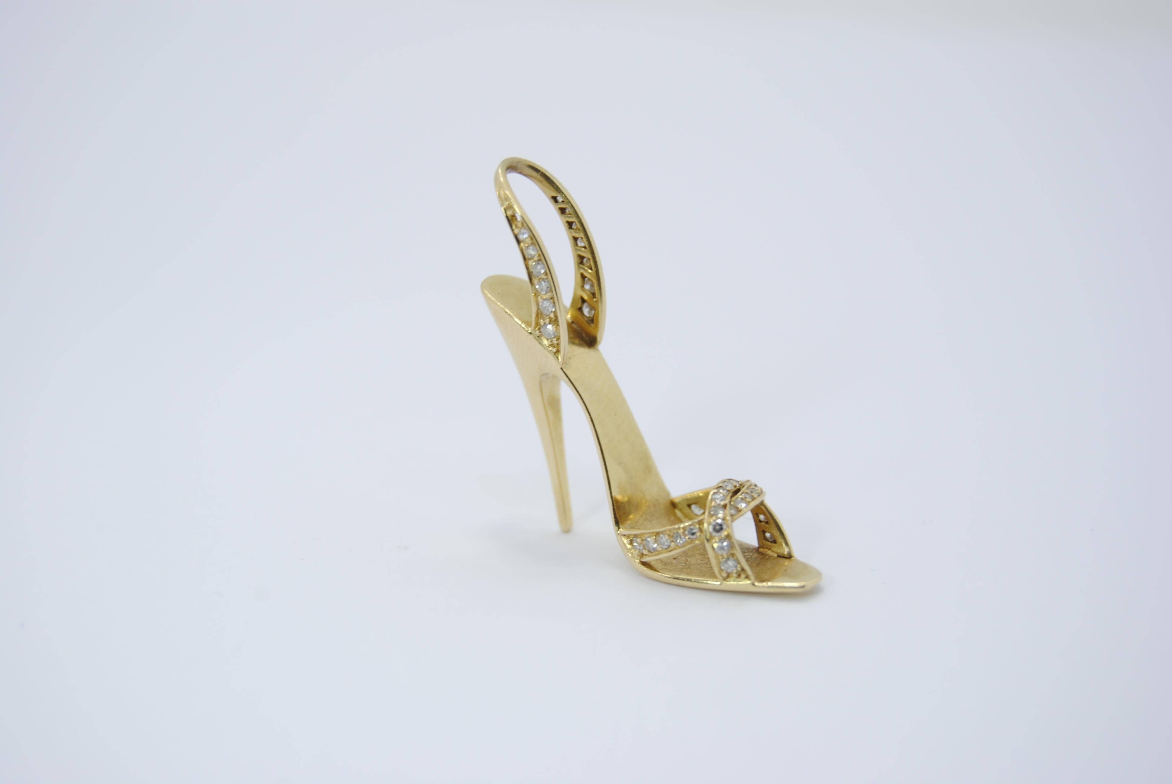 Modern Cinderella Sandal in 18 Karat Gold and Diamonds In Good Condition In Bilbao, ES