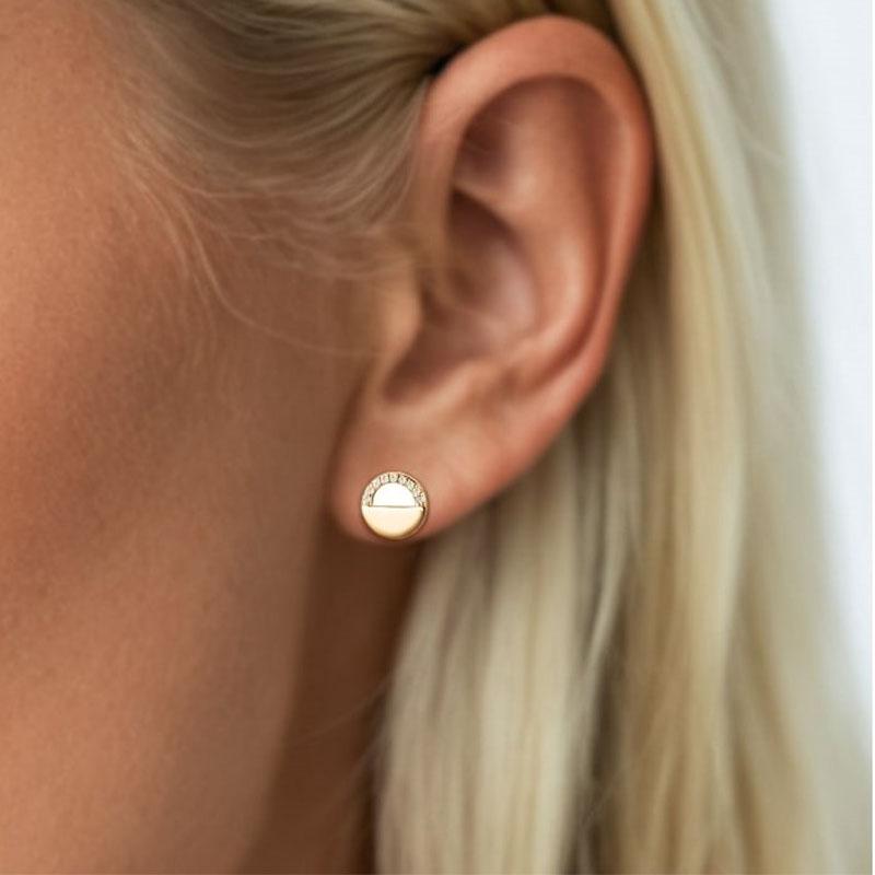 Classici e raffinati, questi orecchini Modern Circle in oro 14K con diamanti scintillanti incastonati in oro massiccio di alta qualità sono un accessorio senza tempo per ogni occasione. Il design minimalista permette alla brillantezza dei diamanti