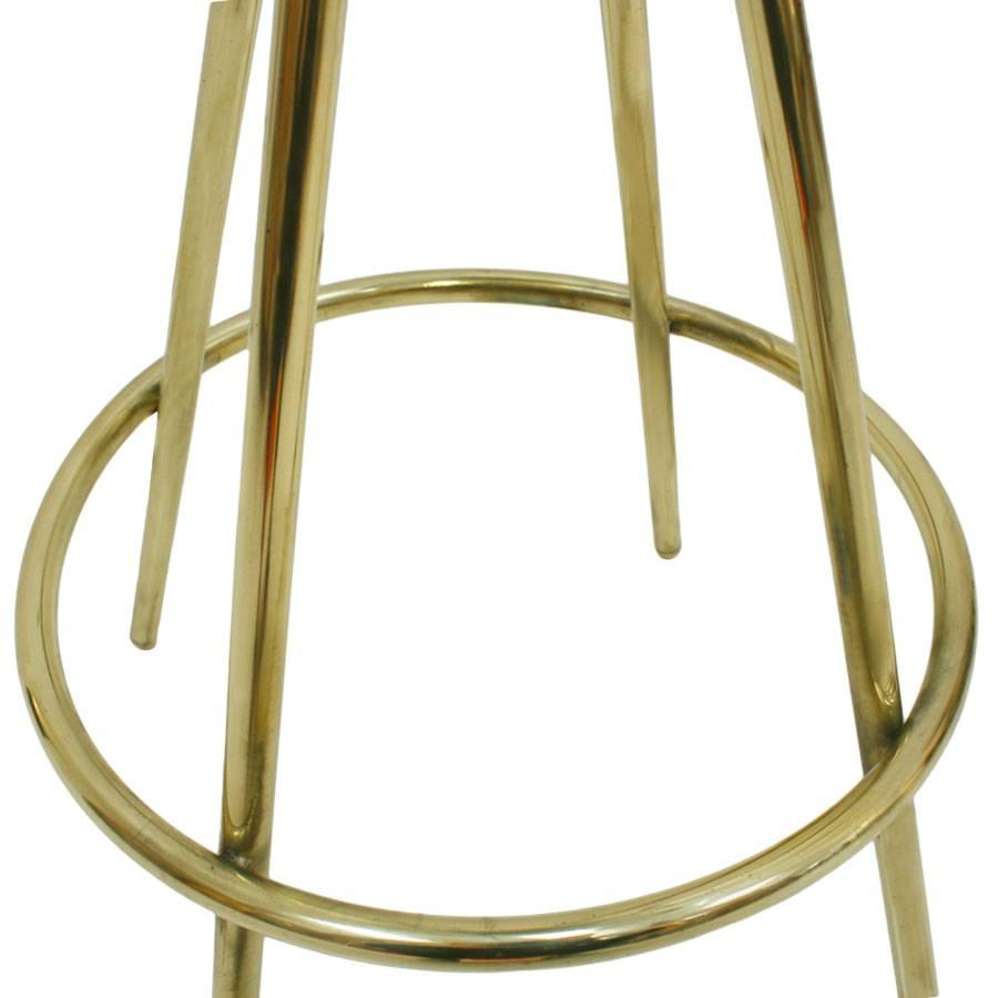 Sgabello da bar circolare moderno italiano, realizzato con struttura in ottone lucido con anello poggiapiedi inferiore e rivestito in tessuto di velluto di cotone tinta unita verde.

Ogni articolo che LA Studio offre viene controllato dal nostro