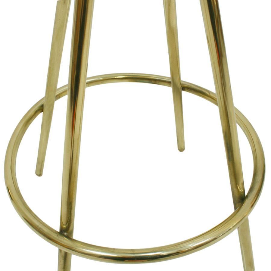 Tabouret de bar italien moderne circulaire, composé d'une structure en laiton poli avec anneau inférieur de repose-pieds et tapissé de tissu velours de coton uni vert.

Chaque article proposé par LA Studio est contrôlé par notre équipe de 10