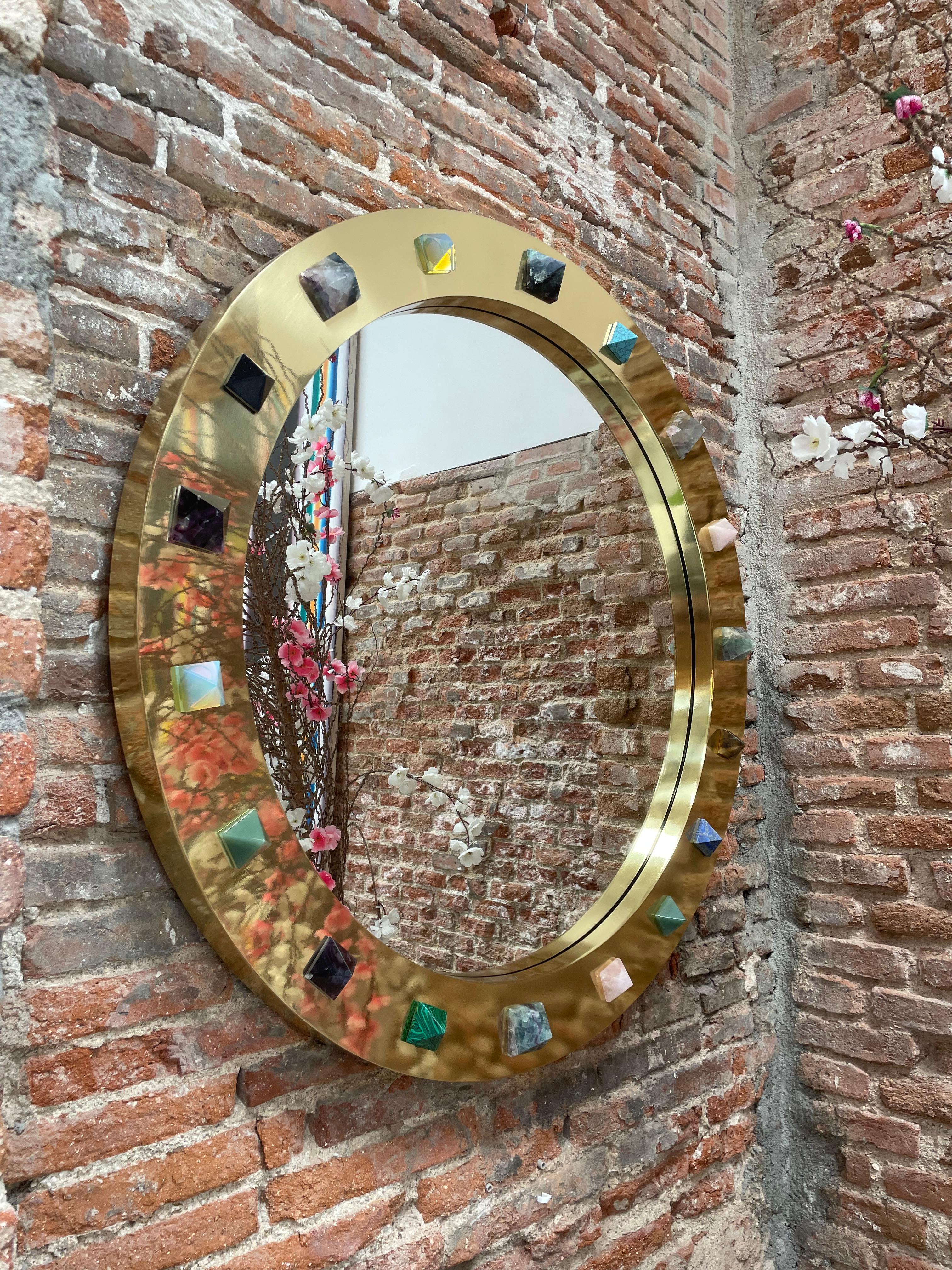 Specchio circolare moderno con cornice in ottone e pietra semipreziosa in vendita 4