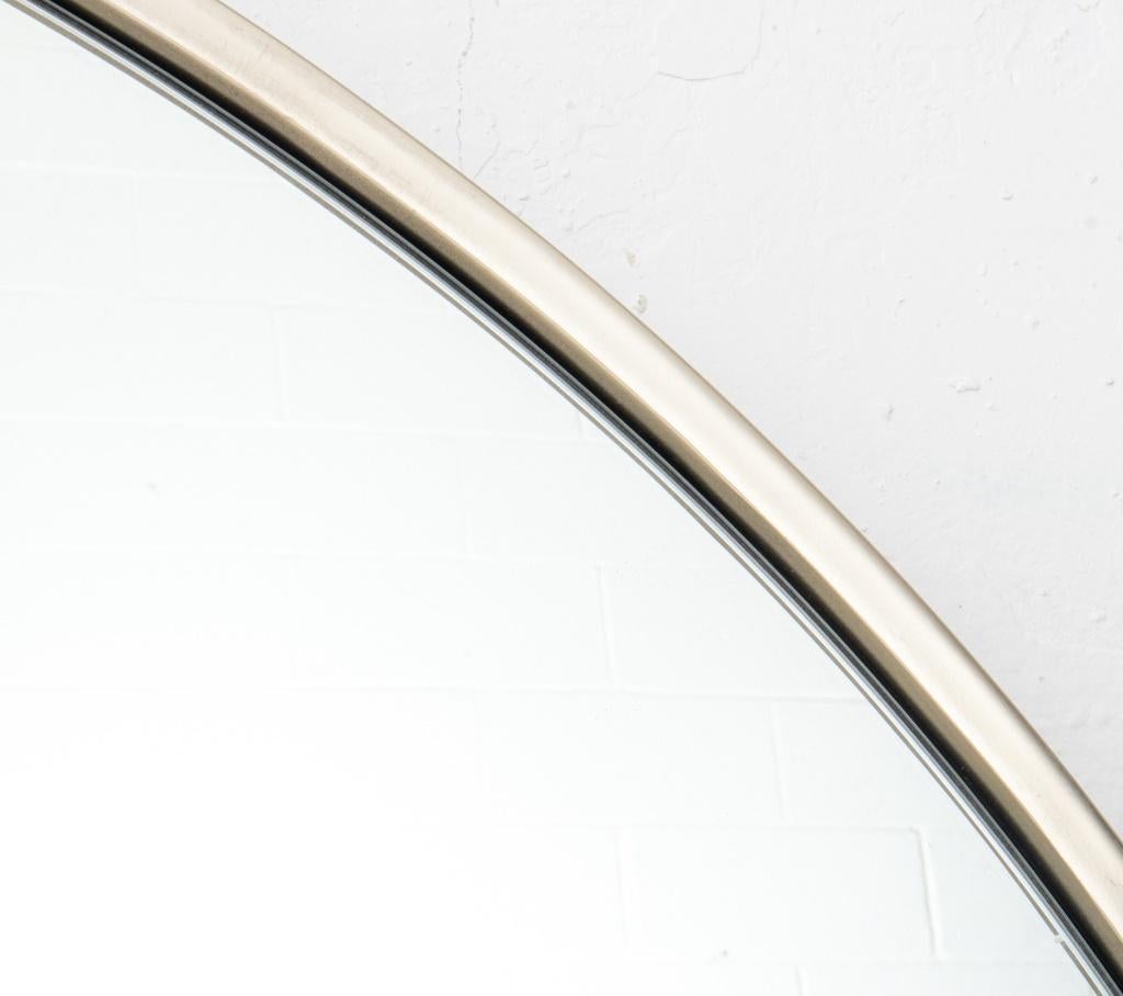Moderner runder Spiegel mit gebürstetem Stahlrahmen im Zustand „Gut“ im Angebot in New York, NY