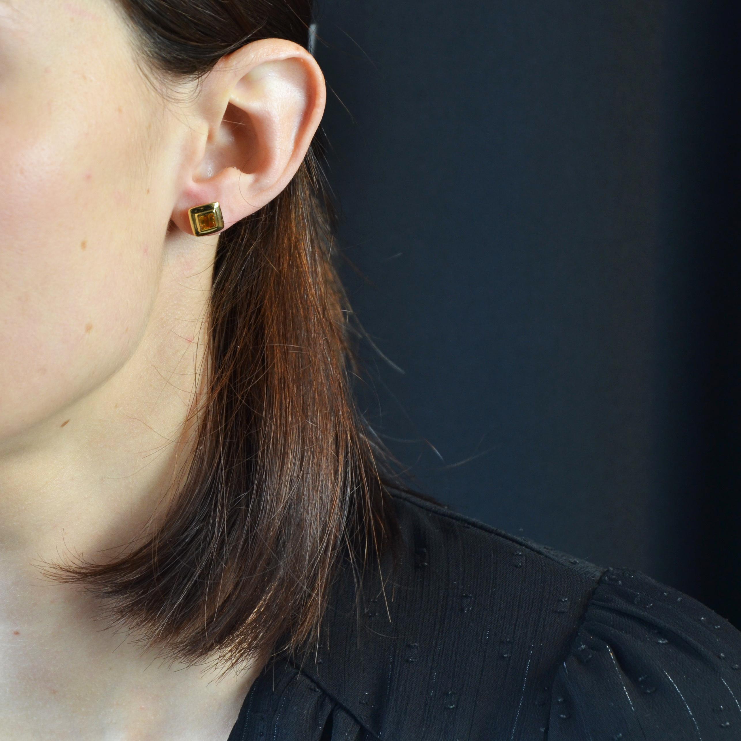 For pierced ears.
Earrings in 18 karat yellow gold, eagle head hallmark.
Second- hand earrings in yellow gold, they are of square shape decorated with a square citrine in closed setting.
Height : 8,9 mm, thickness : 4,1 mm approximately.
Total