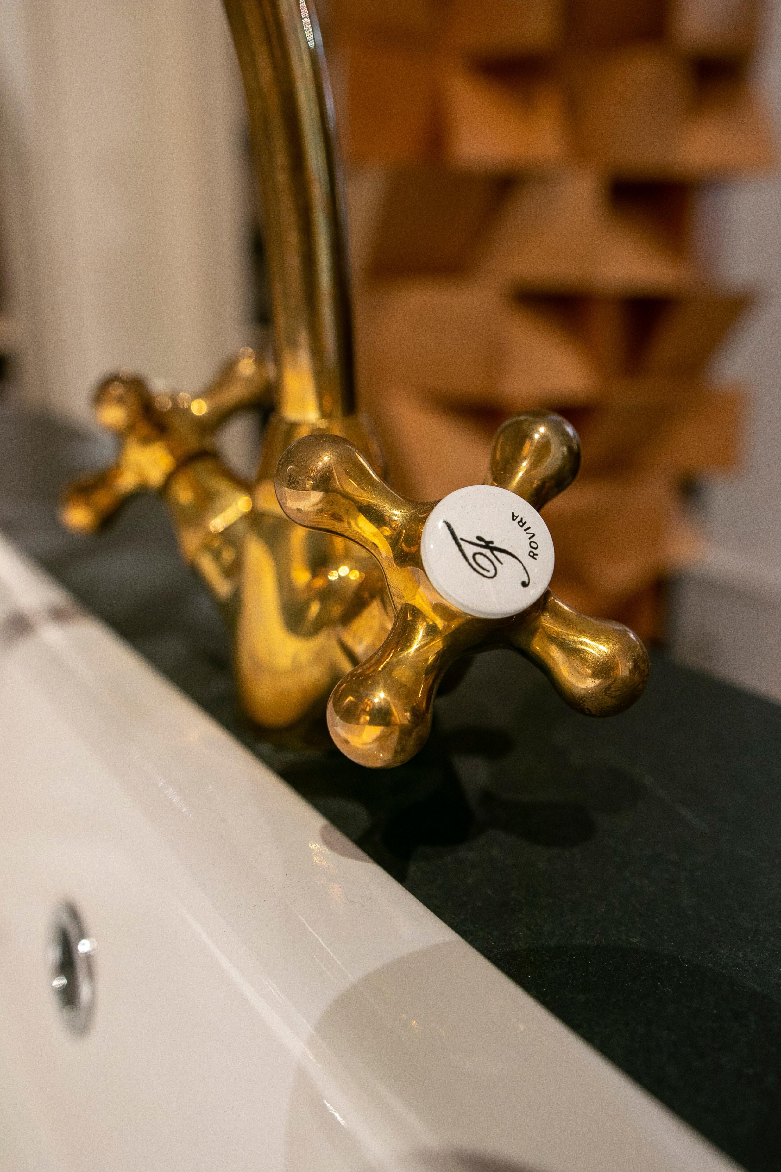 Spagnolo Vasca d'acqua moderna con lavabo spagnolo classico con piano in marmo e base in ferro in vendita