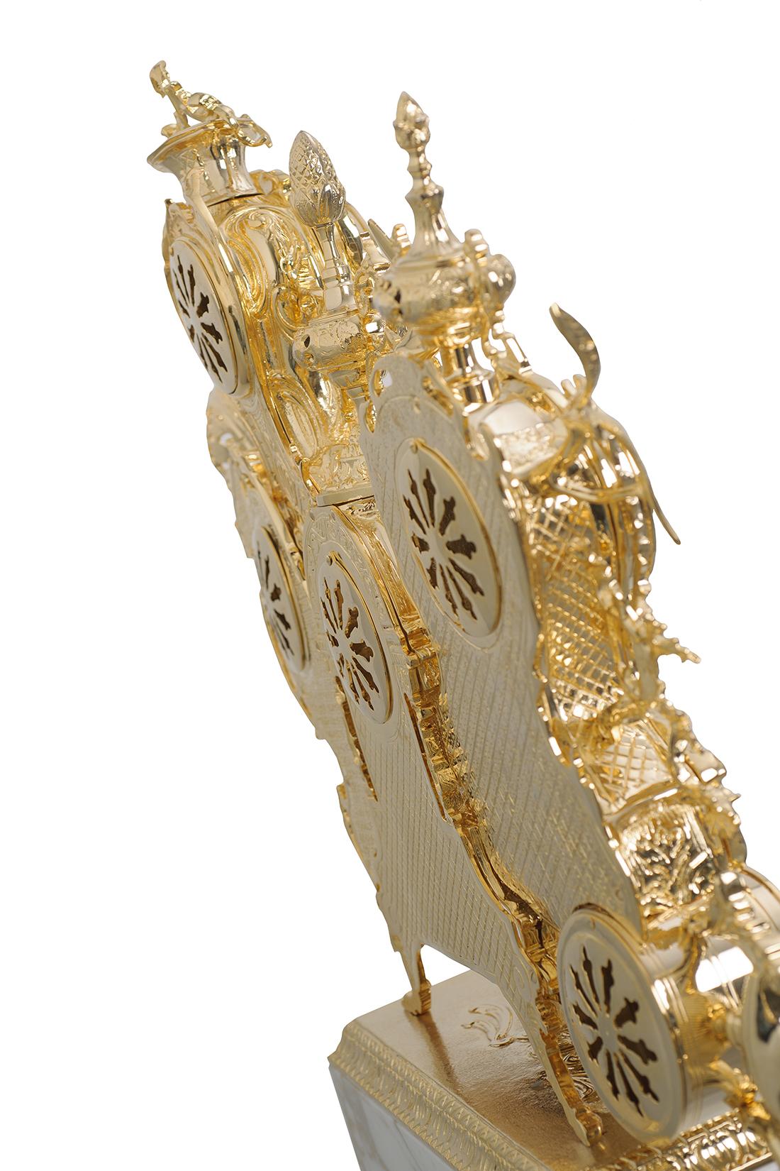 Spazzolato Orologio a pendolo classico moderno, ottone lucido e marmo oro Calacatta in vendita