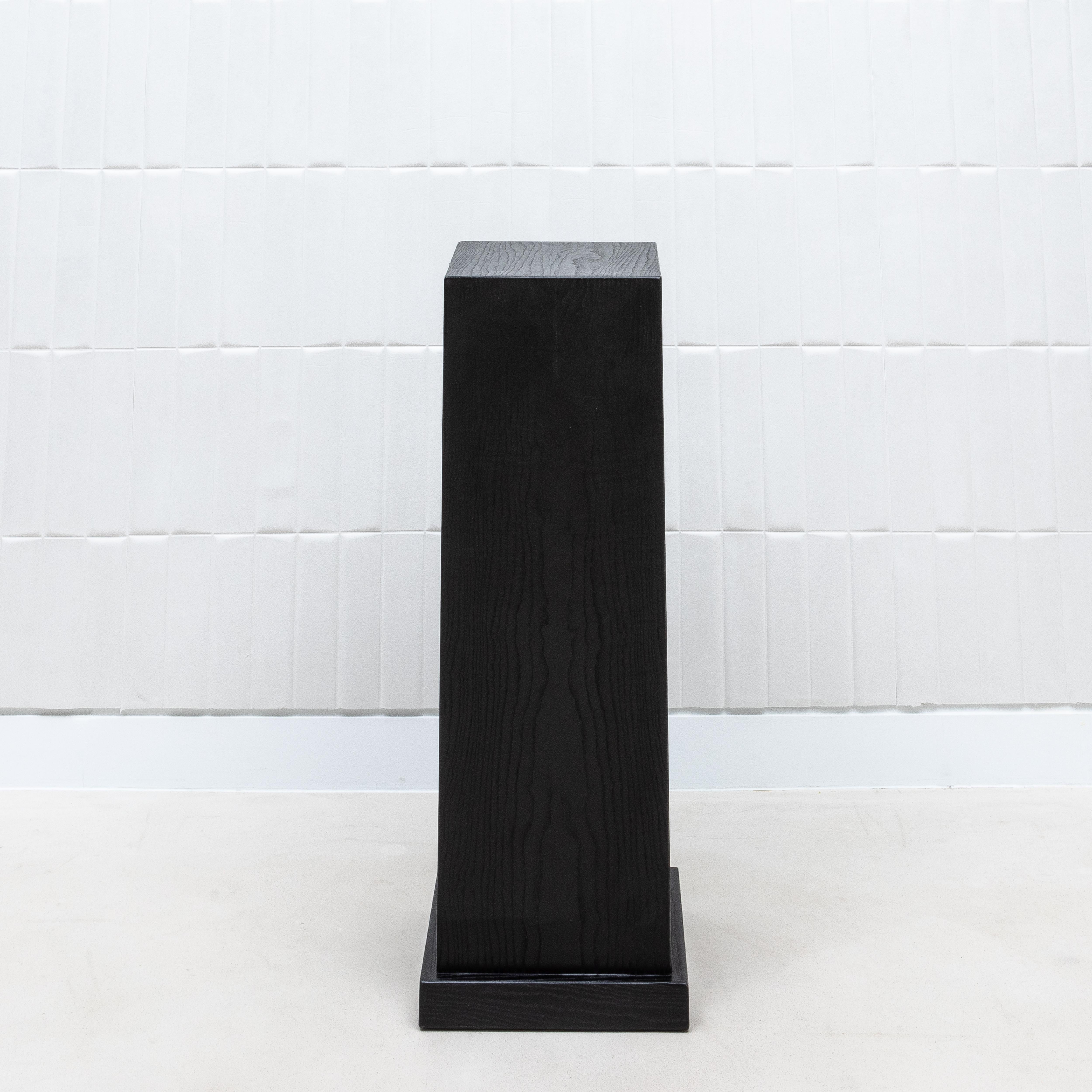 Modern Classic Säule Large in Eiche Schwarz von R&Y Augousti im Angebot 7