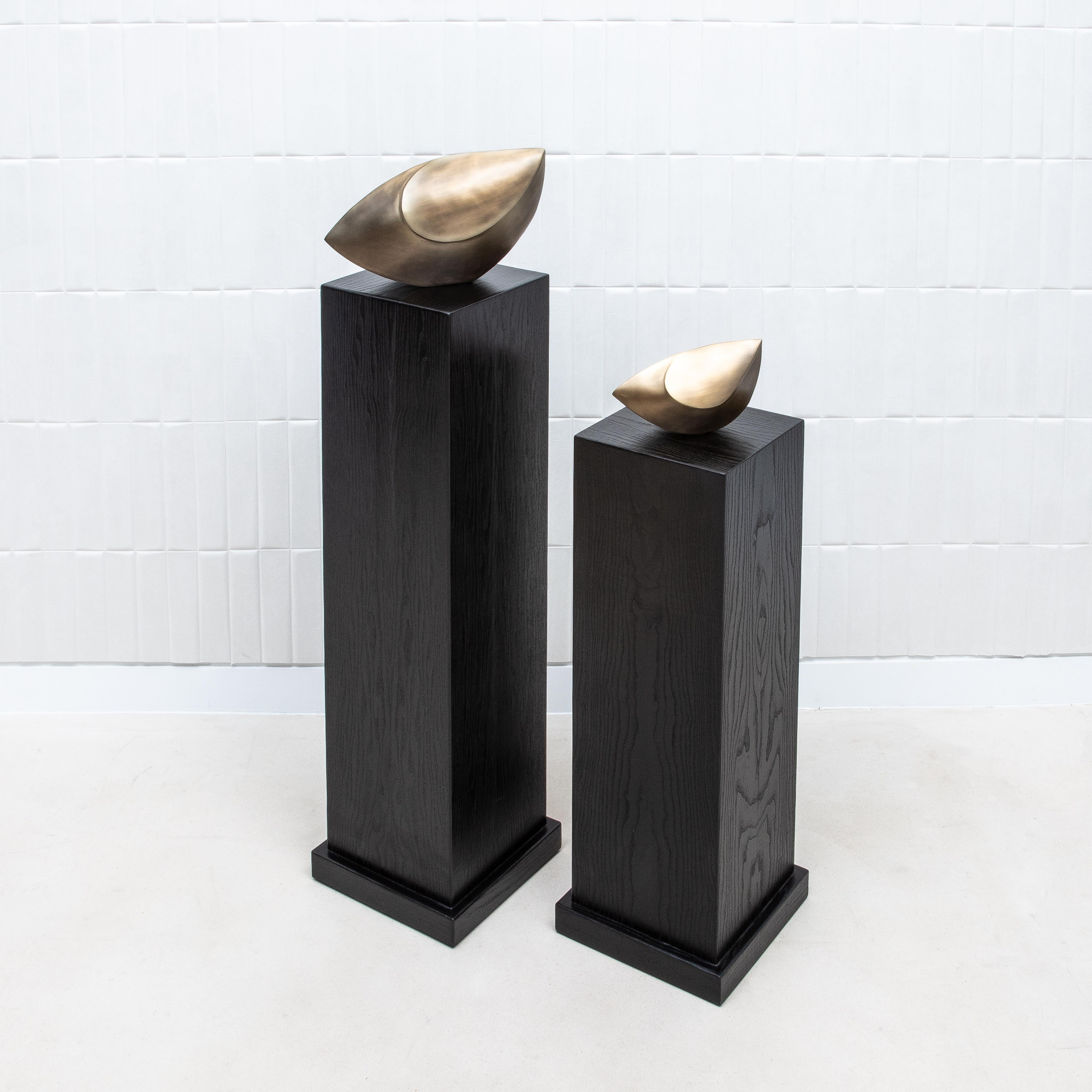 Modern Classic Säule Large in Eiche Schwarz von R&Y Augousti (21. Jahrhundert und zeitgenössisch) im Angebot