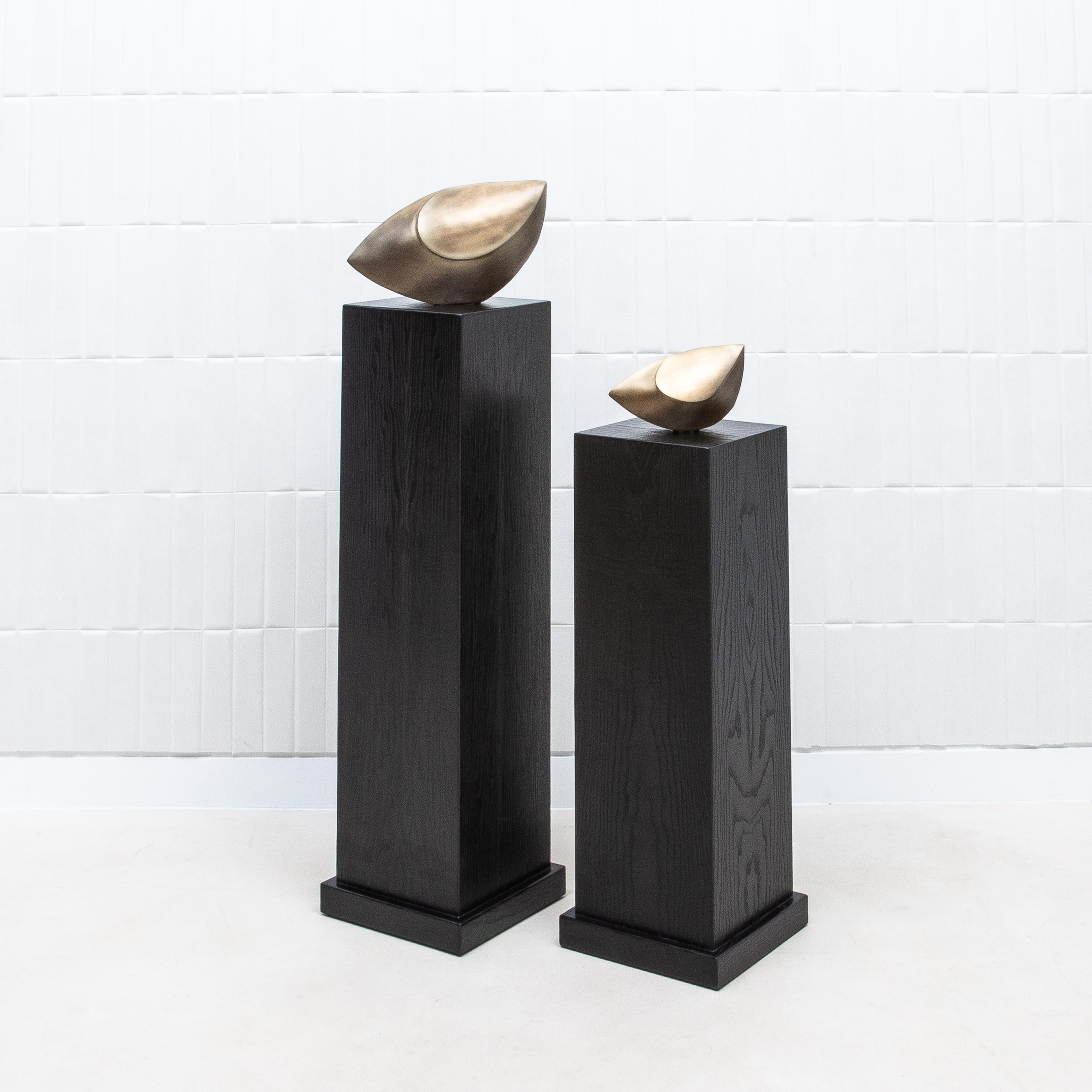 Modern Classic Säule Large in Eiche Schwarz von R&Y Augousti (Eichenholz) im Angebot
