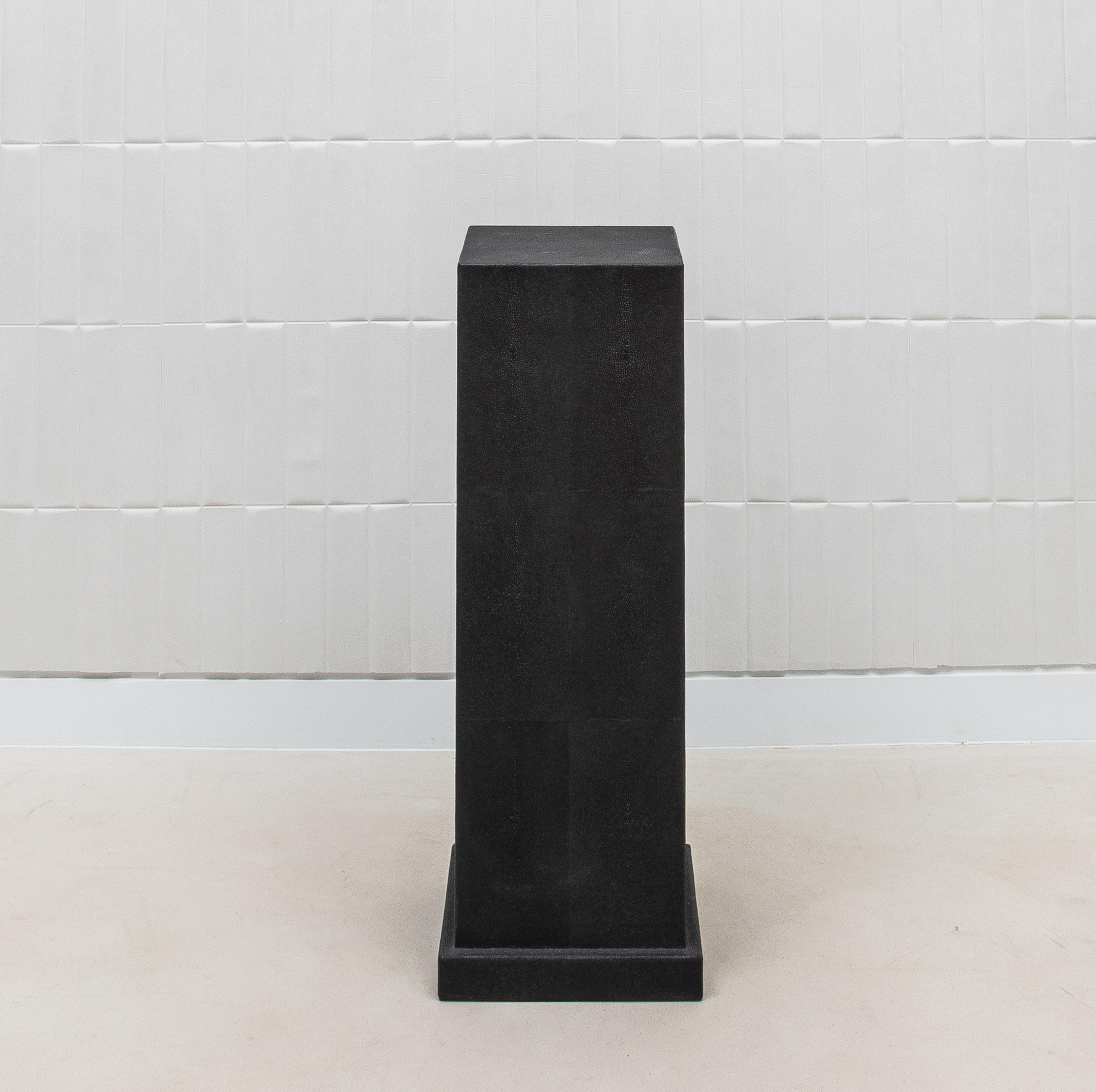 Colonna classica moderna grande in zigrino nero di R&Y Augousti in vendita 4