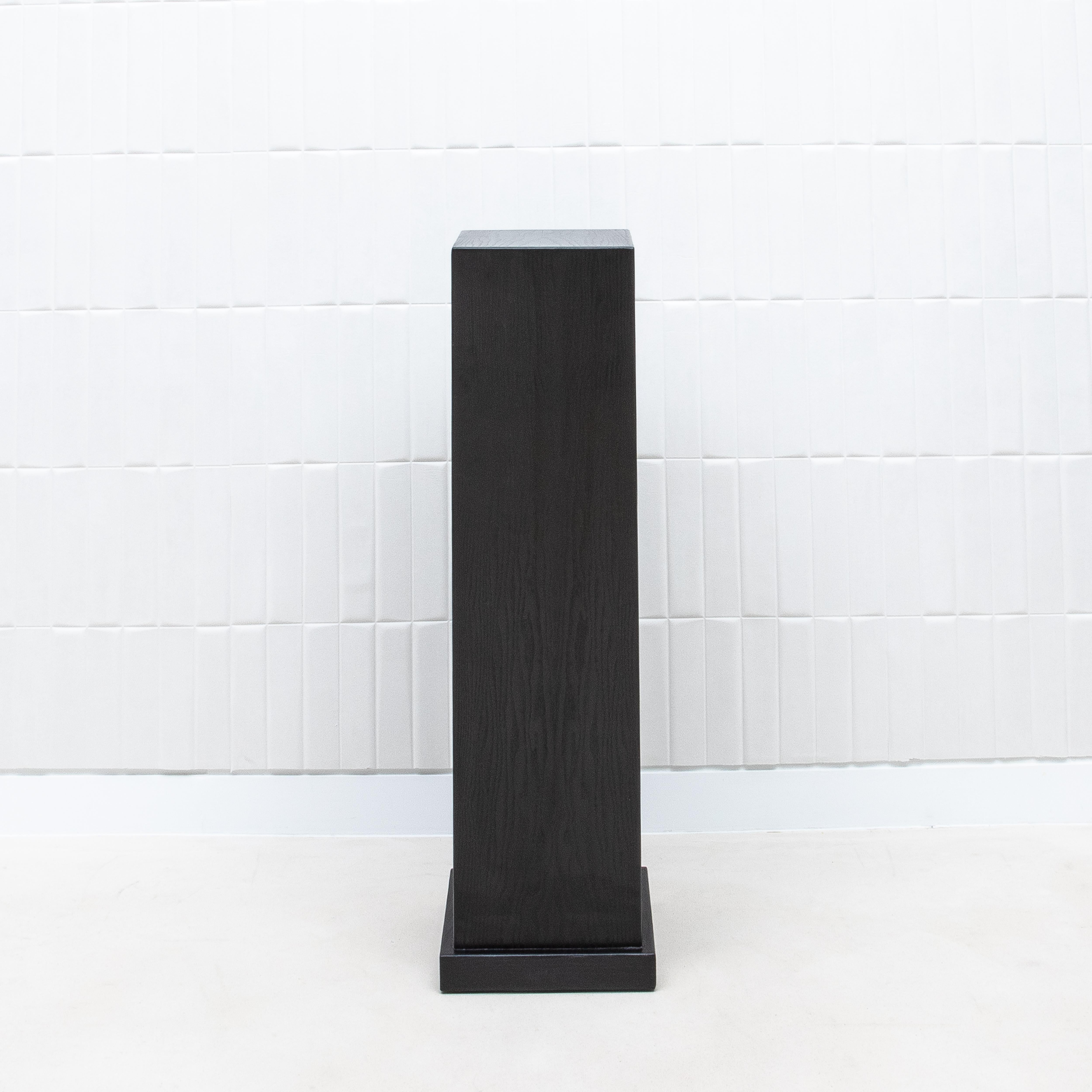 Modern Classic Säule Medium in Eiche Schwarz von R&Y Augousti im Angebot 3