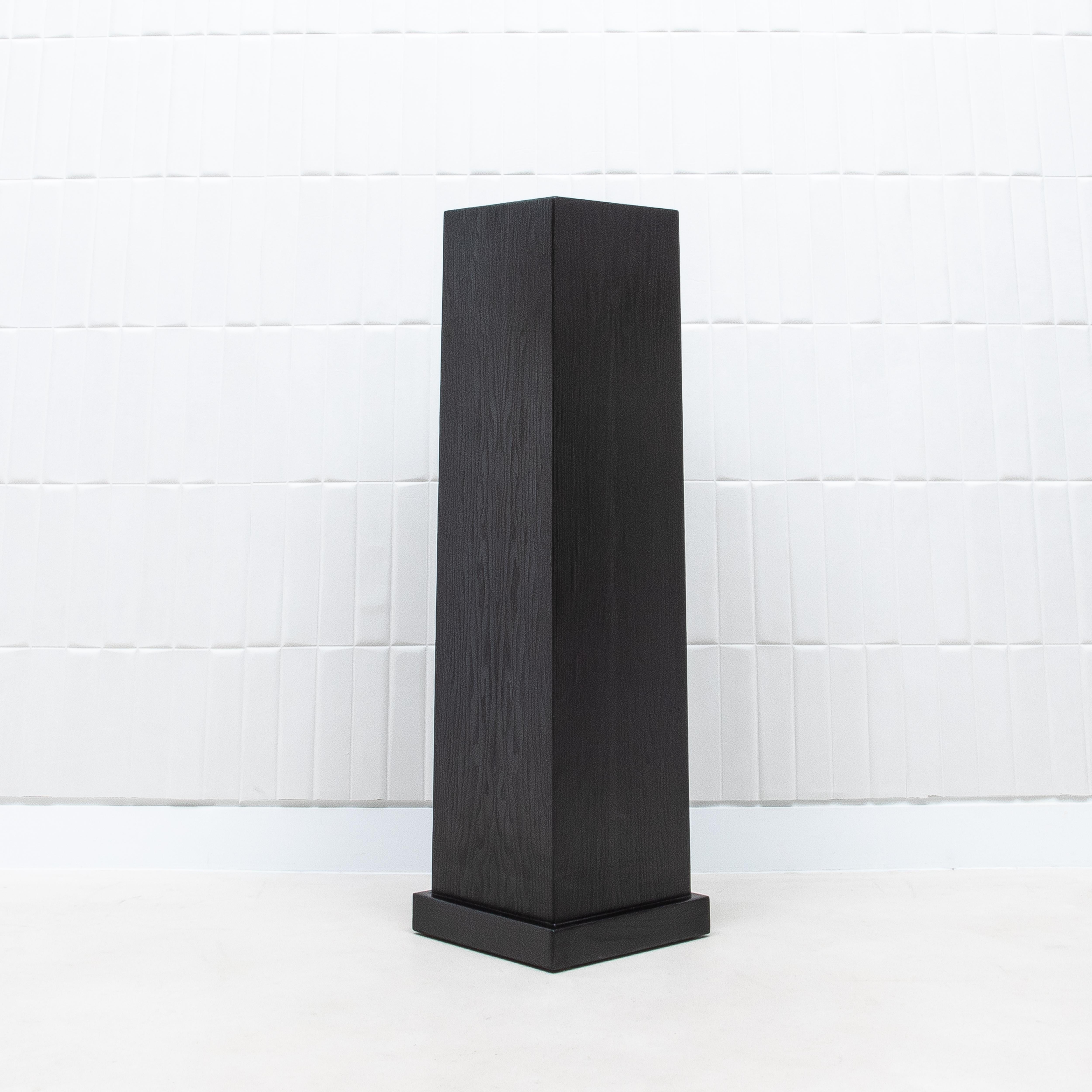 Modern Classic Säule Medium in Eiche Schwarz von R&Y Augousti im Angebot 5