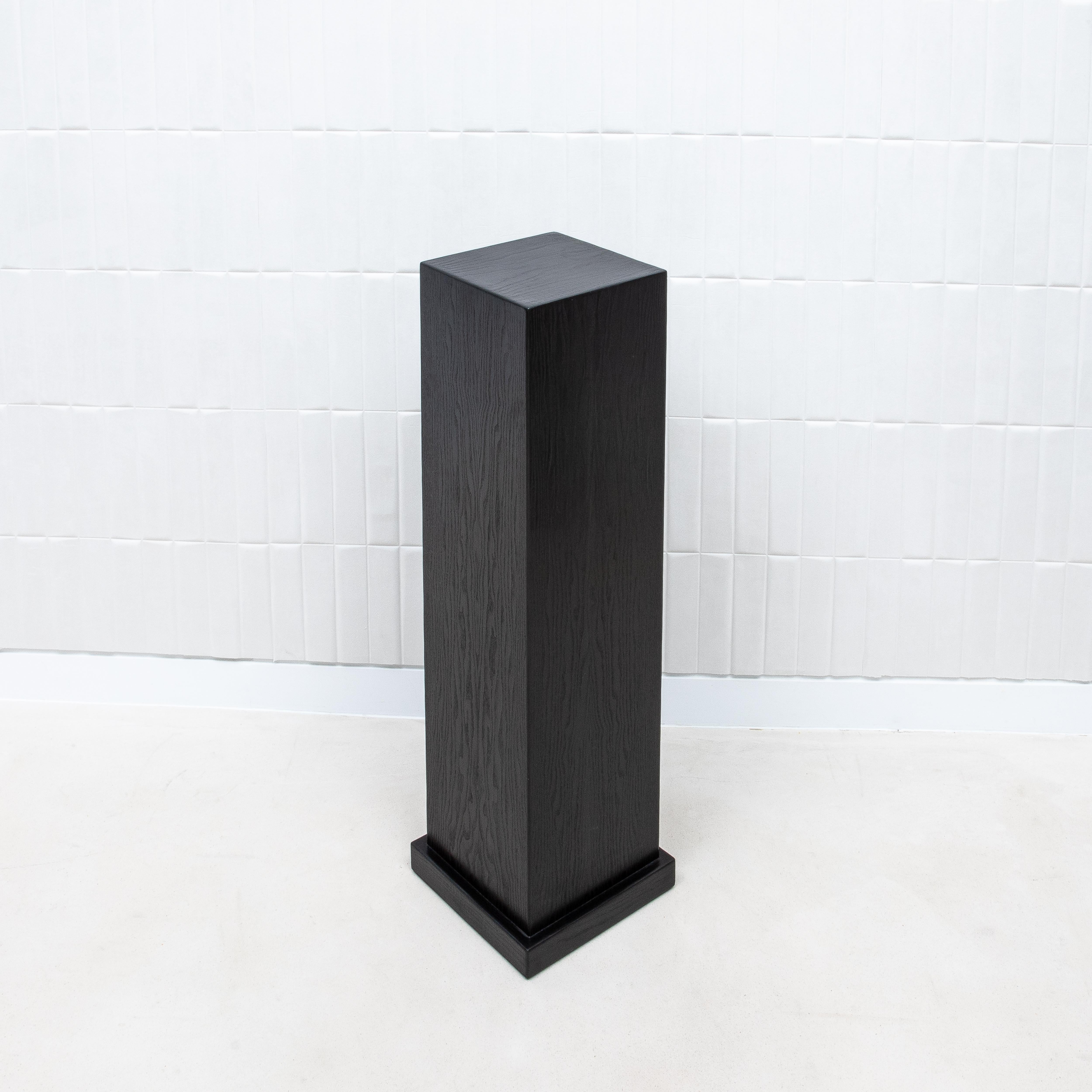 Modern Classic Säule Medium in Eiche Schwarz von R&Y Augousti im Angebot 6