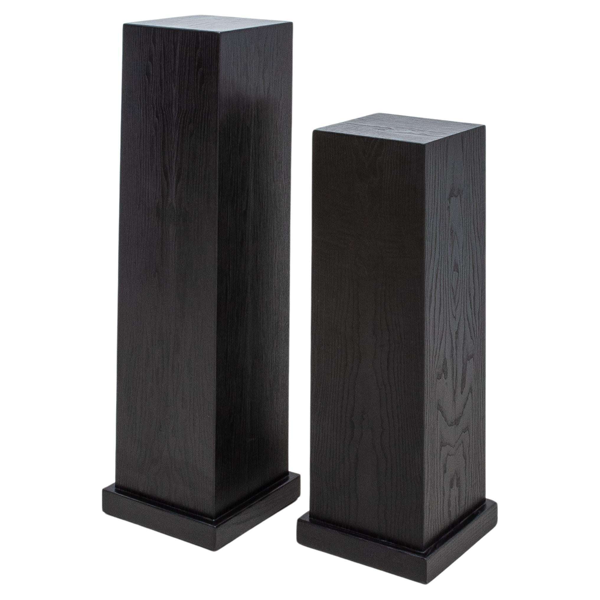 Die Modern Classic Column in Black Oak von R&Y Augousti ist ein raffiniertes Ausstellungsstück, das minimalistische Eleganz ausstrahlt. Die tiefe, reichhaltige Oberfläche dieser konischen Säule aus schwarzer Eiche verleiht jedem Ambiente eine