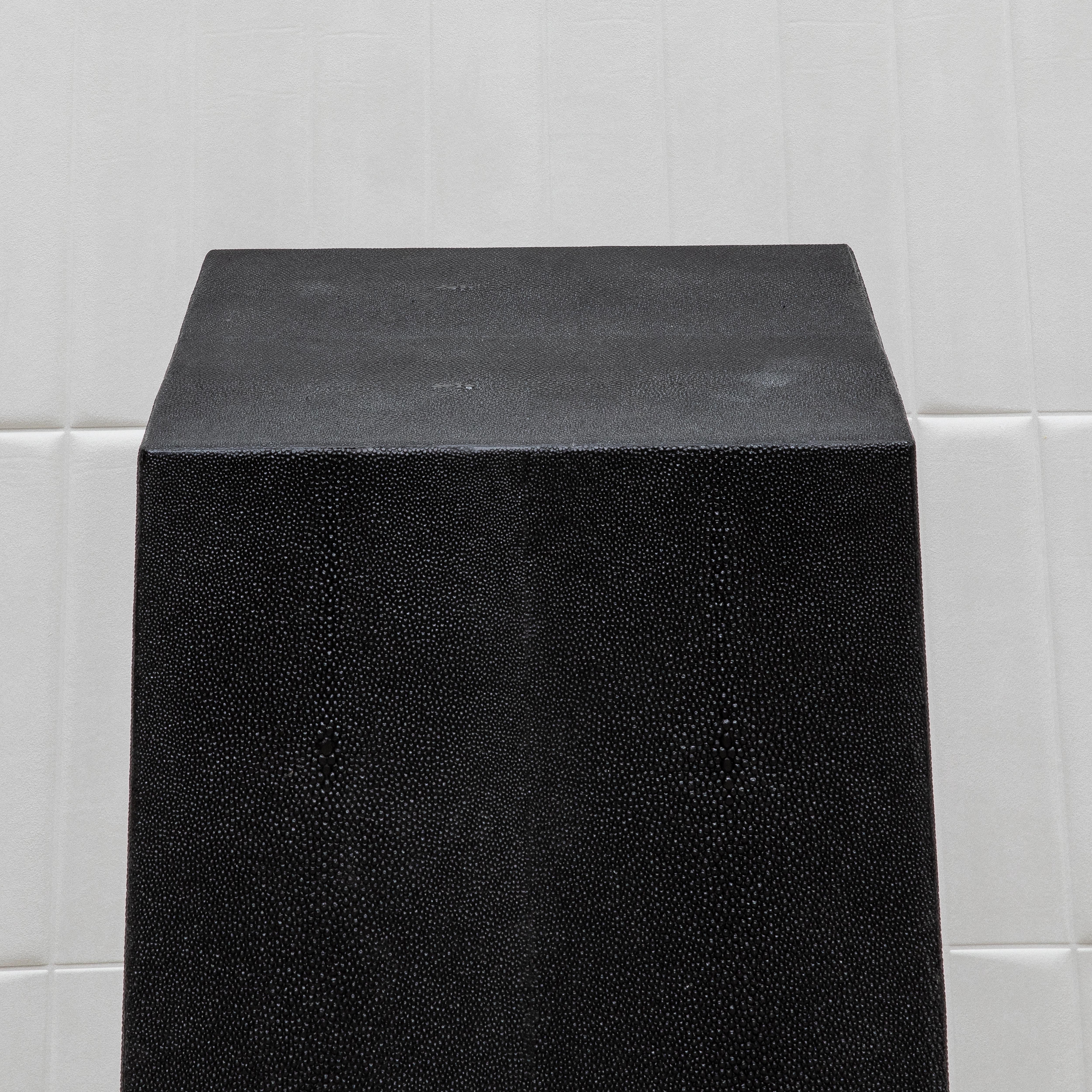 Modern Classic Säule Medium in Schwarz Shagreen von R&Y Augousti im Angebot 6