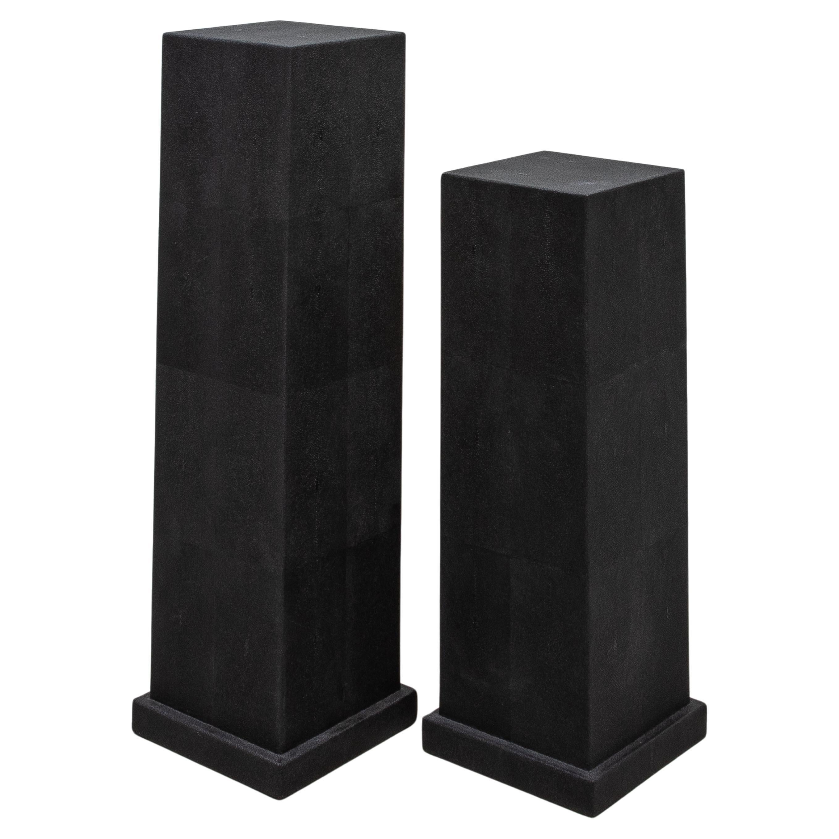 Die Modern Classic Column in Black Shagreen von R&Y Augousti ist ein raffiniertes Ausstellungsstück, das minimalistische Eleganz ausstrahlt. Dieser sich verjüngende Sockel hat eine elegante, handgefertigte schwarze Chagrin-Oberfläche, die seine