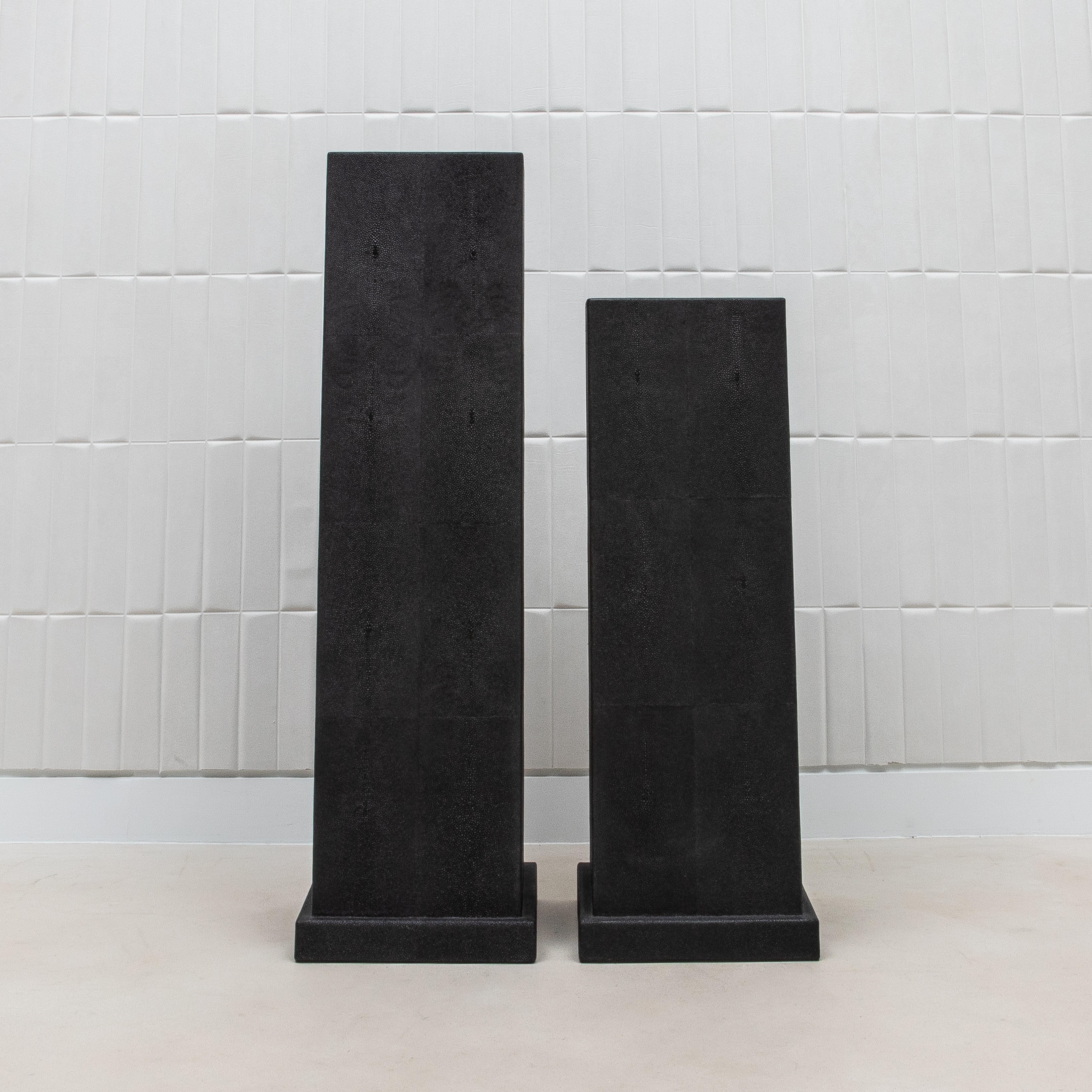 Modern Classic Säule Medium in Schwarz Shagreen von R&Y Augousti (Philippinisch) im Angebot