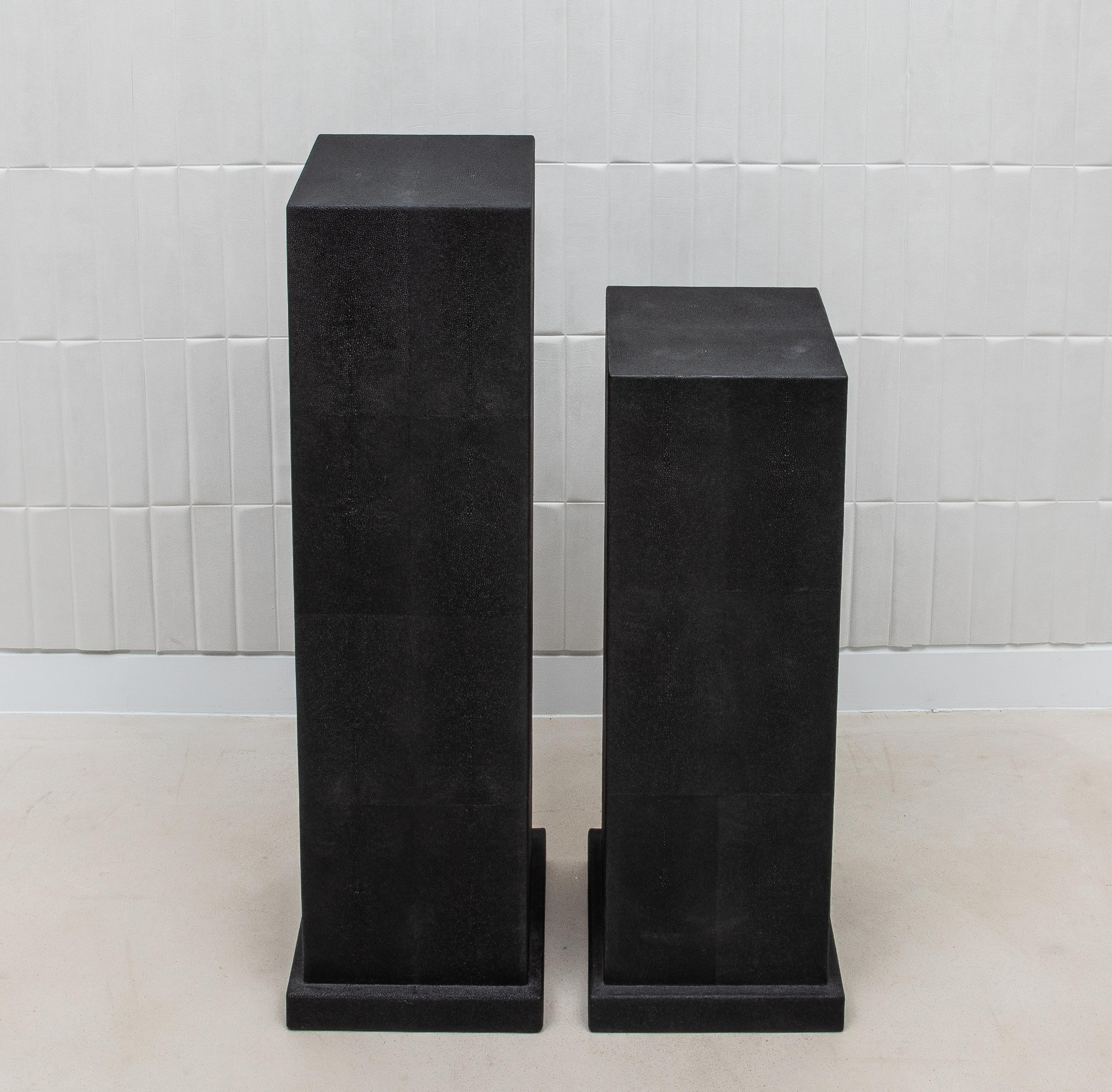 Modern Classic Säule Medium in Schwarz Shagreen von R&Y Augousti (Handgefertigt) im Angebot