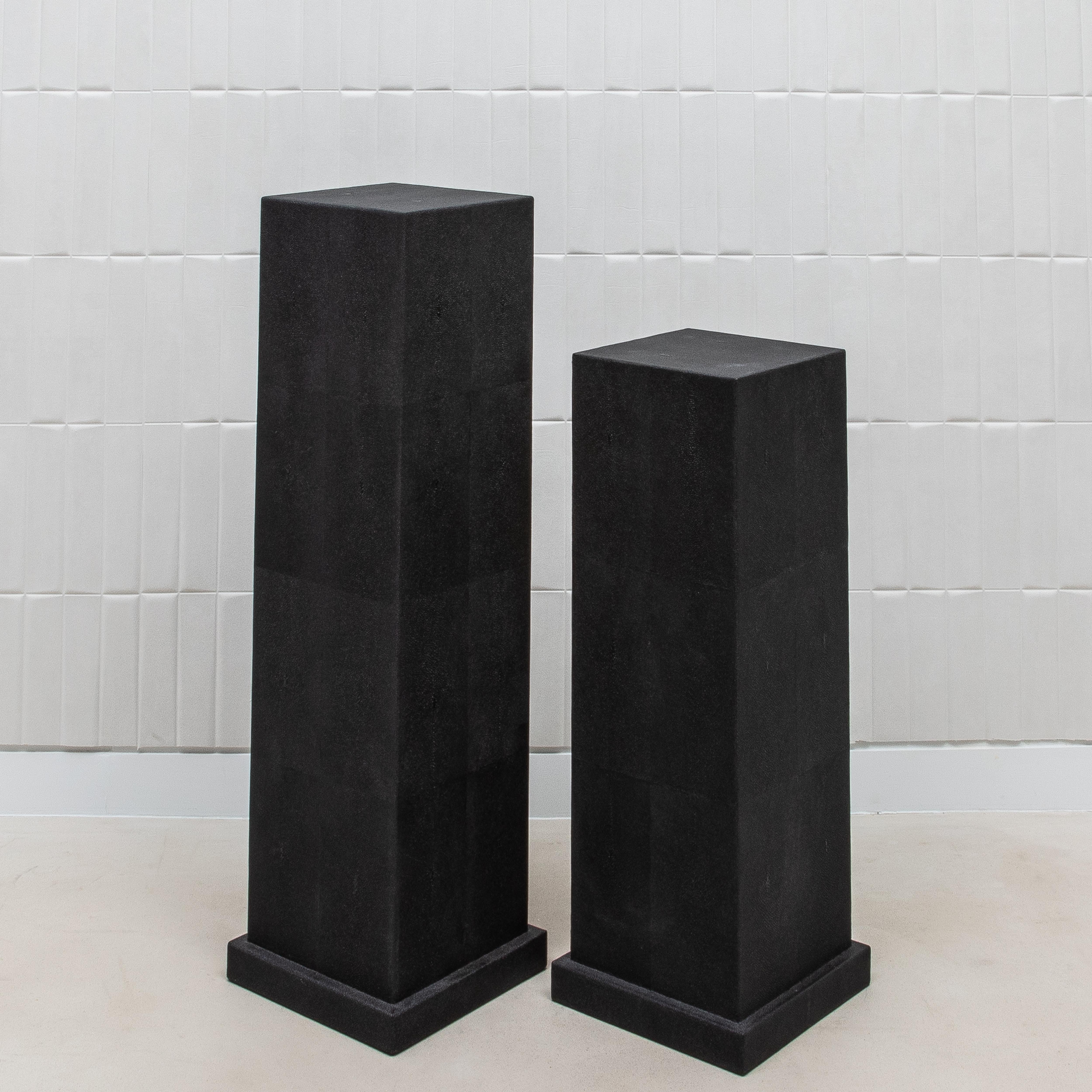 Modern Classic Säule Medium in Schwarz Shagreen von R&Y Augousti im Zustand „Neu“ im Angebot in West Hollywood, CA