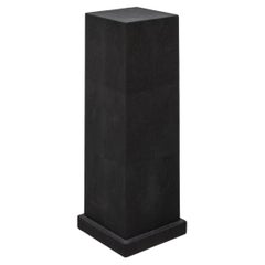 Modern Classic Säule Medium in Schwarz Shagreen von R&Y Augousti