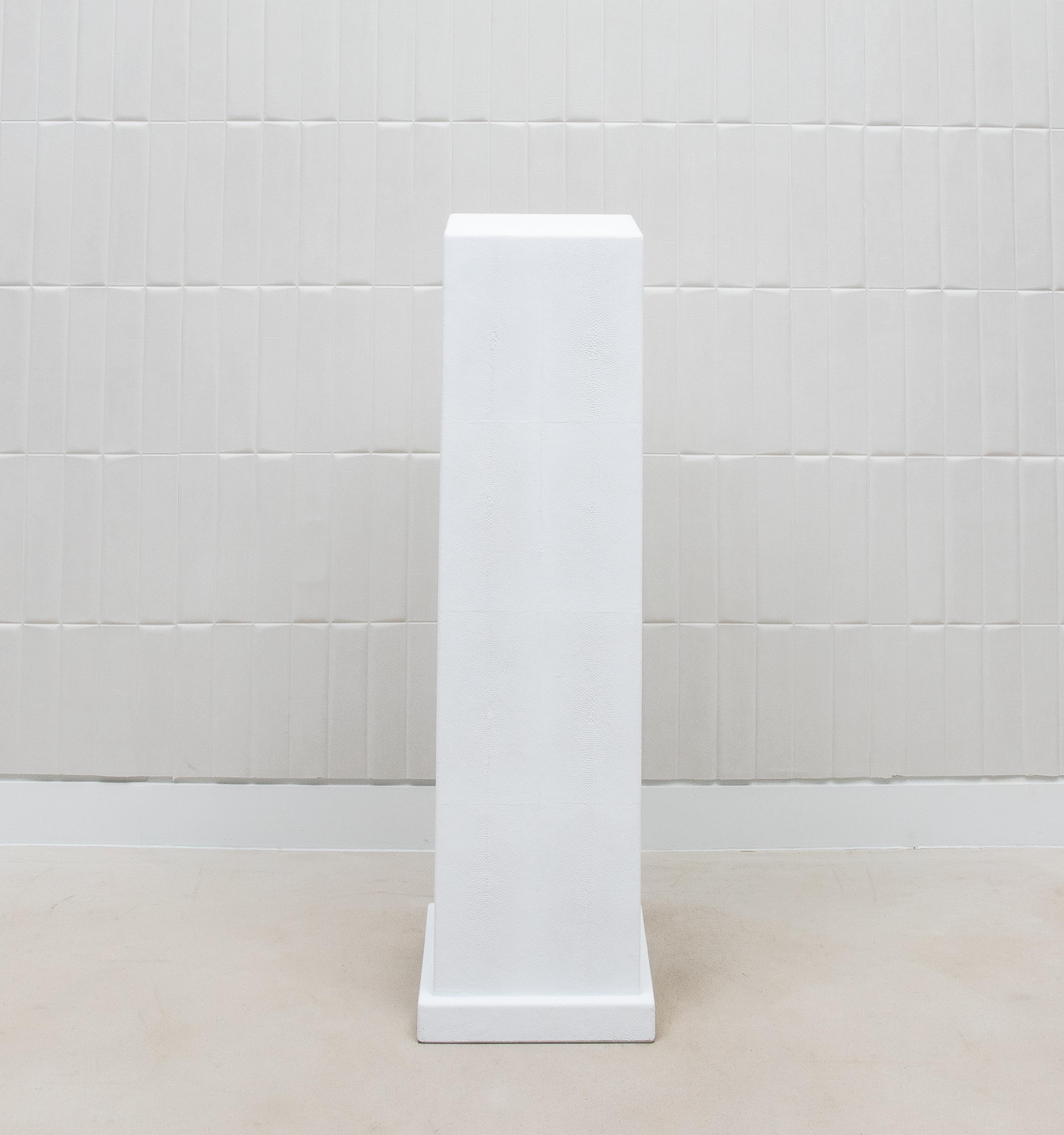 Modern Classic Column Medium en galuchat blanc par R&Y Augousti en vente 3