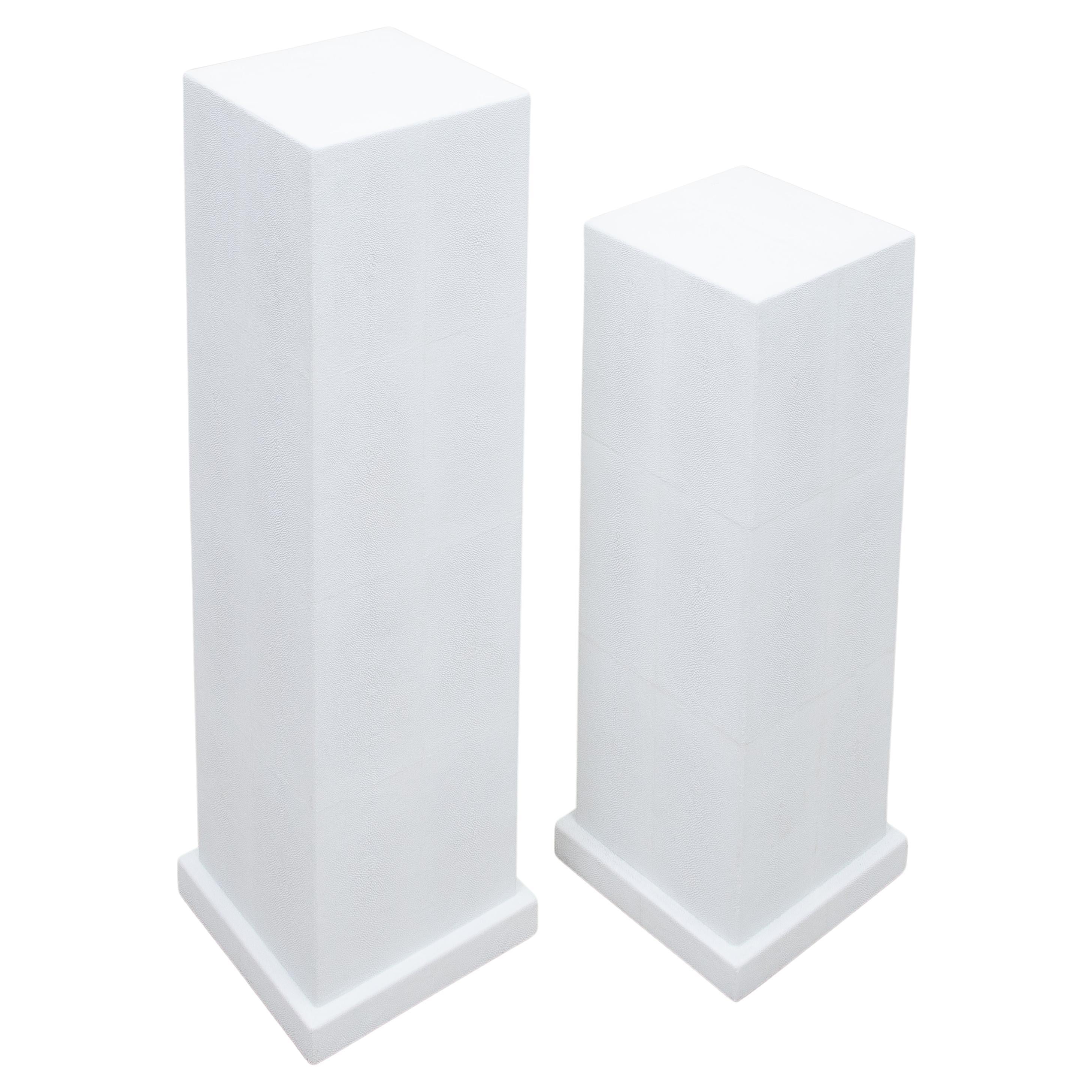 La colonne Modern Classic en galuchat blanc de R&Y Augousti est une pièce d'exposition raffinée qui respire l'élégance minimaliste. Ce piédestal conique présente une finition élégante et artisanale en galuchat blanc qui met magnifiquement en valeur