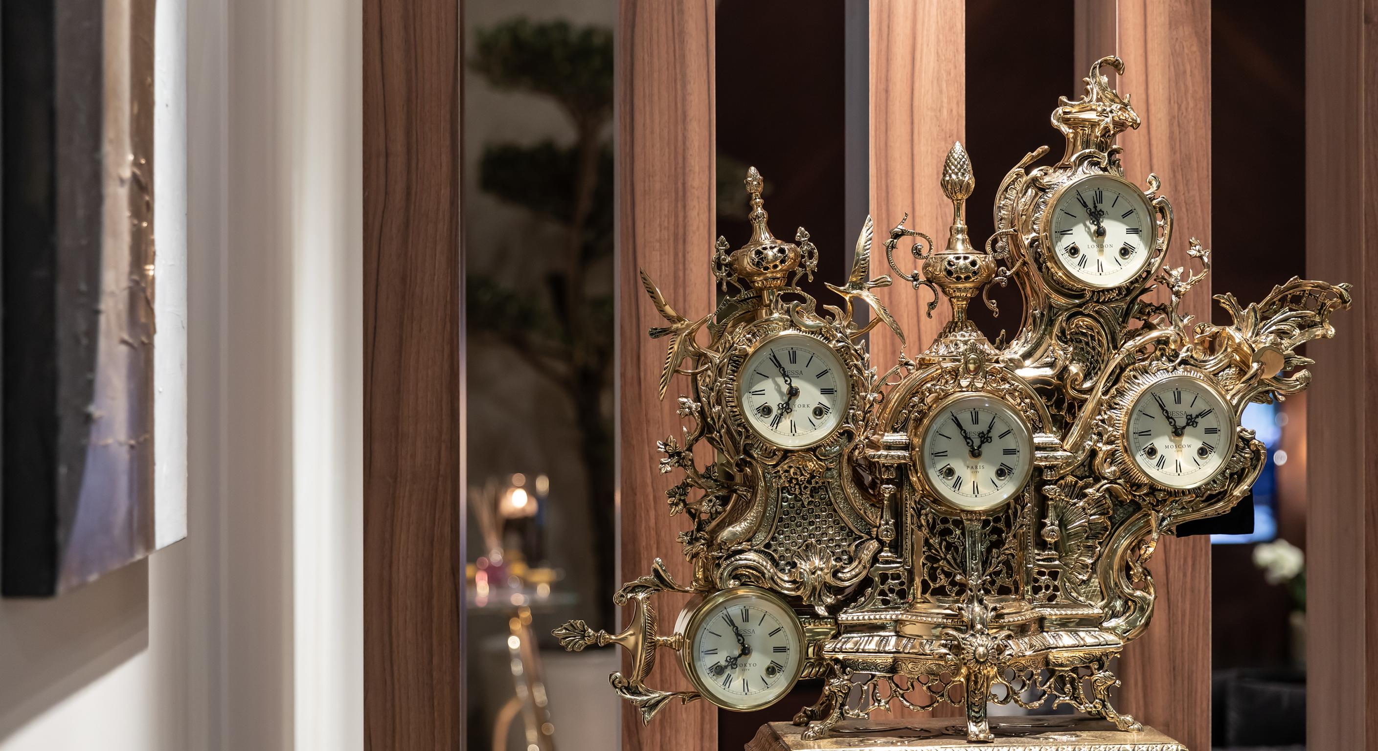XXIe siècle et contemporain Horloge grand-père The Moderns Classic en laiton poli et marbre Portoro noir en vente