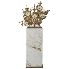 Reloj de pie clásico, latón pulido patinado, mármol dorado calacatta
