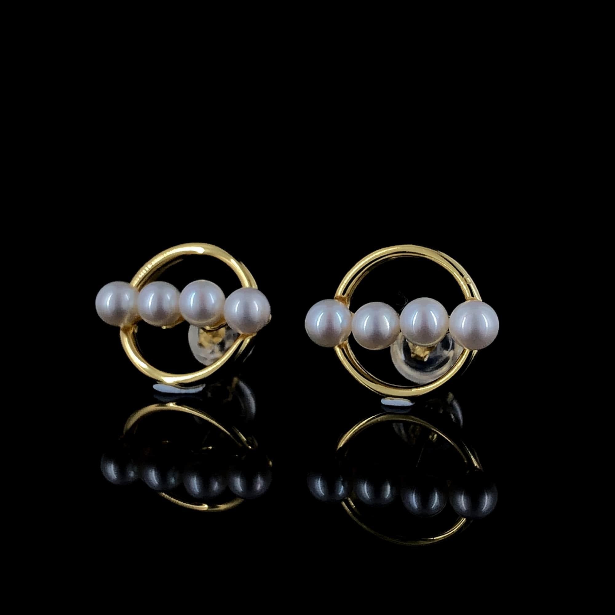 Fabriqué en argent sterling plaqué or 14k, orné de quatre perles d'eau douce blanches exquises alignées sur une rangée. Chaque perle symbolise un chapitre de l'amour, embrassé par la grâce circulaire de la monture, immortalisant la romance dans
