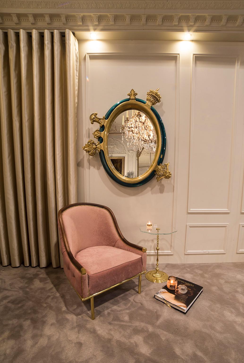 Moulage Table d'appoint classique moderne en laiton poli et plateau en verre, table rococo dorée en vente