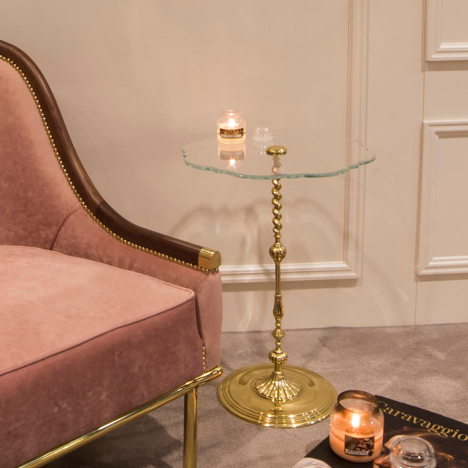 Modern Classic Side Table in Polished Brass and Glass Top, Gold Rococo Table In New Condition For Sale In Oporto, PT