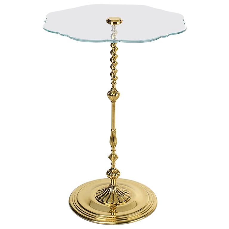 Table d'appoint classique moderne en laiton poli et plateau en verre, table rococo dorée