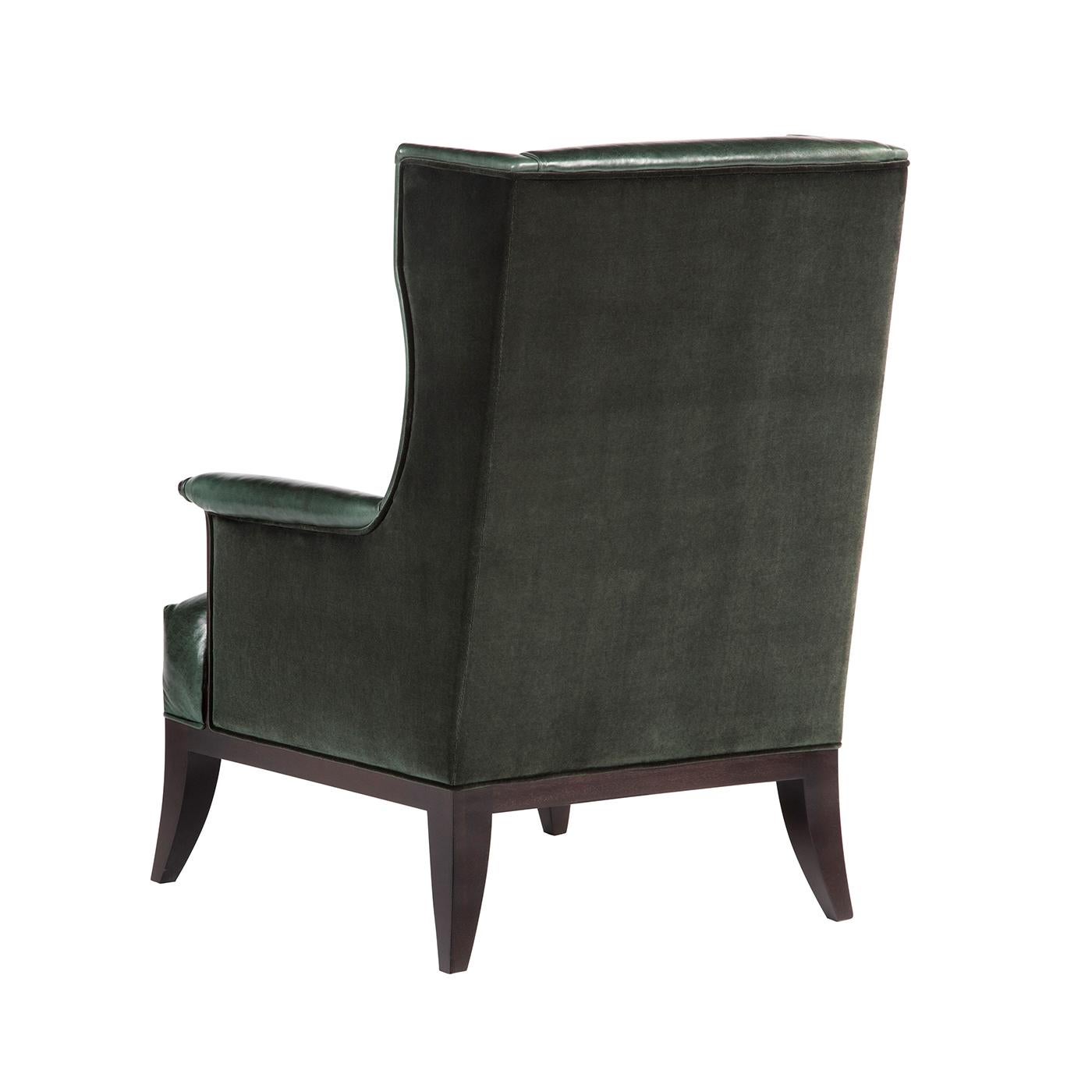 Une version moderne d'un fauteuil à oreilles européen classique. Le dossier et l'assise sont serrés, les ailes angulaires se terminent par des bras à volutes, les montants sont en acajou et les rails de l'assise en acajou, sur des pieds évasés et