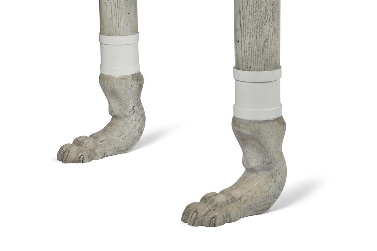 Die Lupa-Konsole von Martin & Brockett ist nach Lupa, der Wölfin von Rom, benannt. Die Lupa-Konsole ist eine moderne Interpretation eines formellen Eingangstisches mit handgeschnitzten Füßen und gedrechselten Beinen mit kontrastierenden