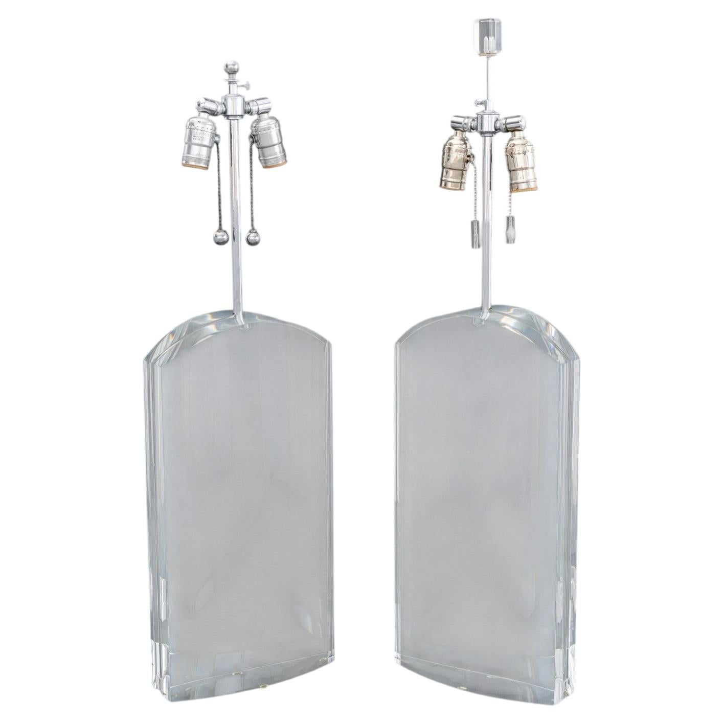 Par de lámparas de mesa modernas de acrílico transparente y cromo en venta