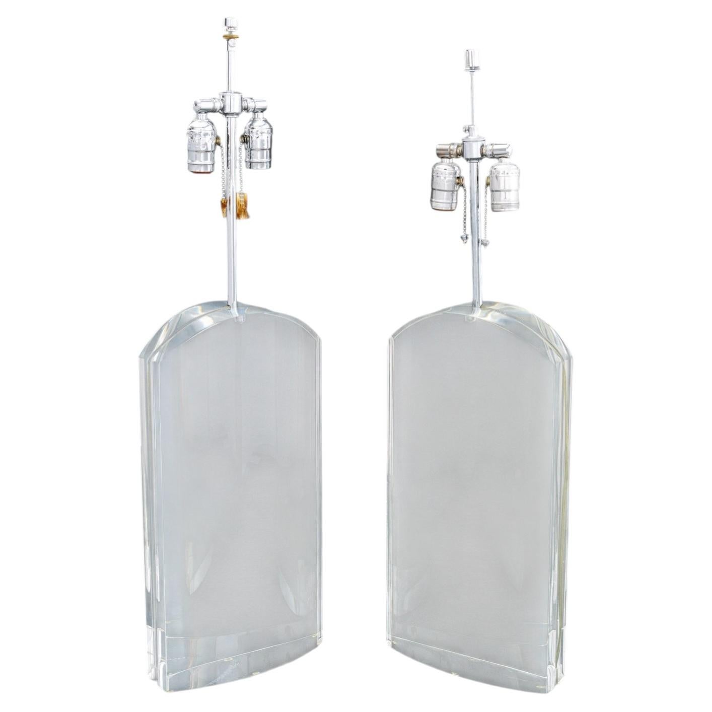 Par de lámparas de mesa modernas de acrílico transparente y cromo en venta