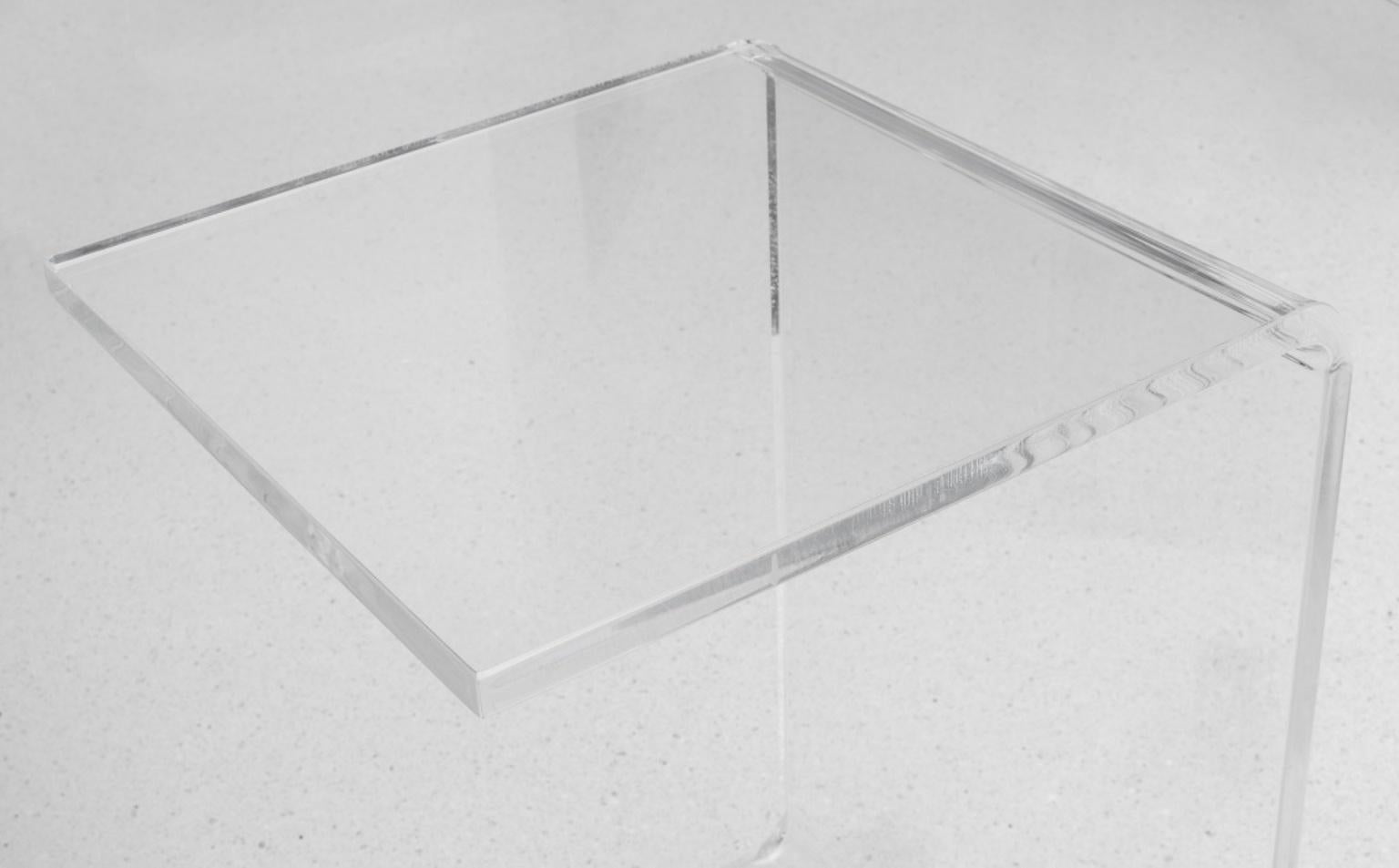 Modern Clear Acrylic End Table In Good Condition For Sale In New York, NY
