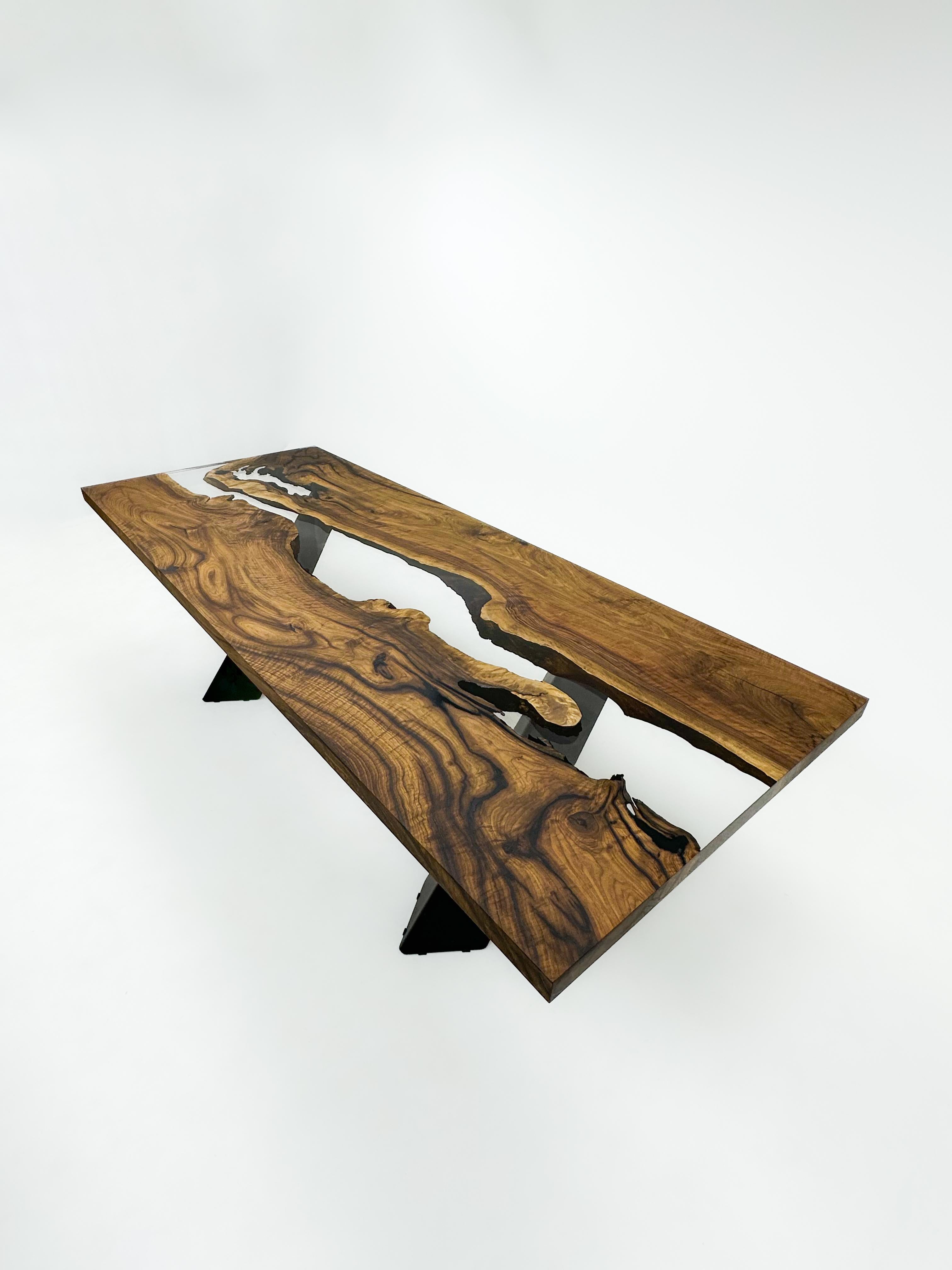 Table de salle à manger en résine époxy sur mesure 

Cette table est fabriquée en bois de noyer vieux de 500 ans. Les veines et la texture du bois décrivent l'aspect d'un bois de noyer naturel.
Elle peut être utilisée comme table de salle à manger