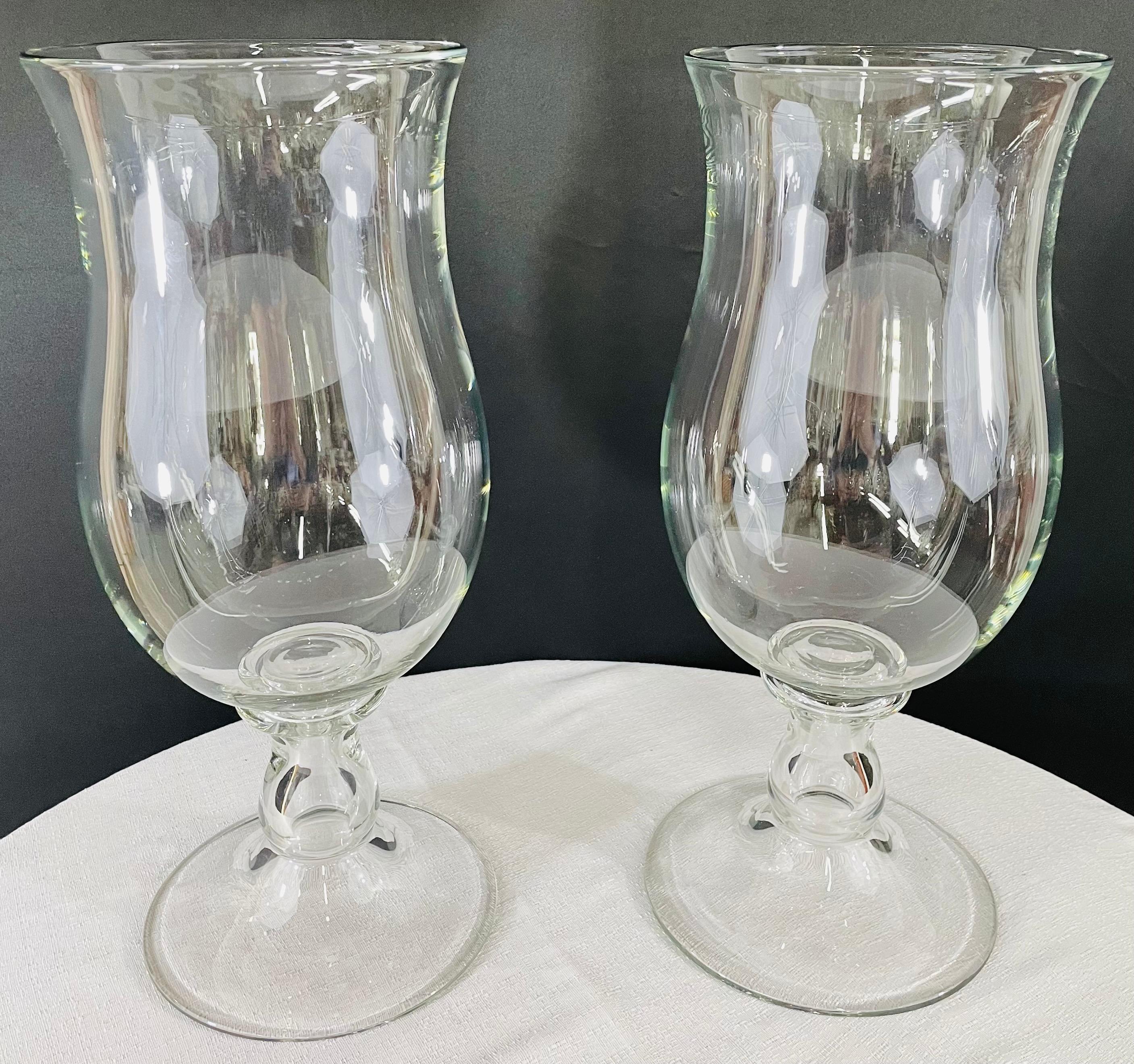 Paire de bougeoirs ou de vases modernes en verre transparent Bon état - En vente à Plainview, NY