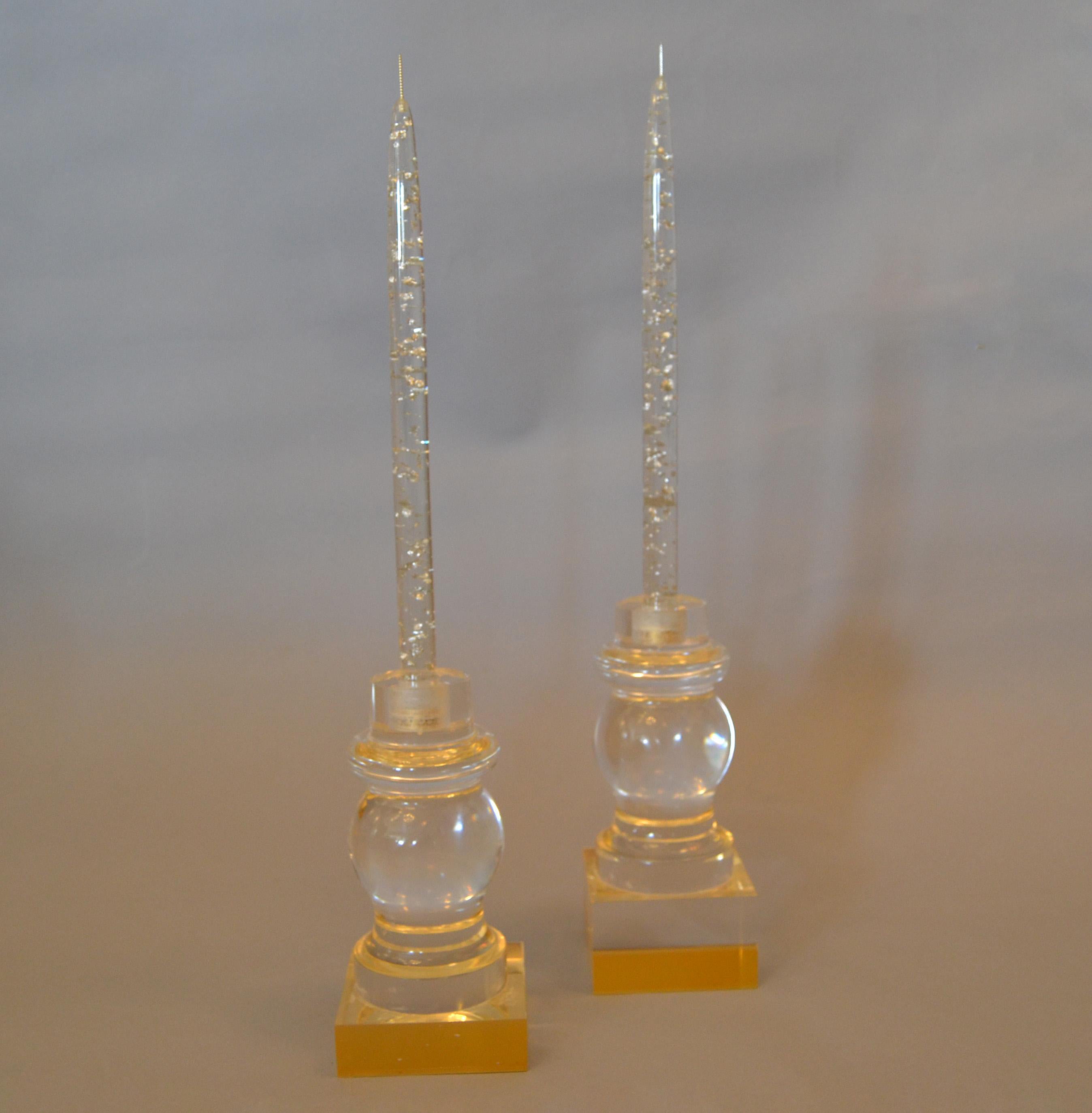 Moderne Kerzenständer aus klarem und goldenem Acryl mit gedrechselten Kanten - Paar im Angebot 3