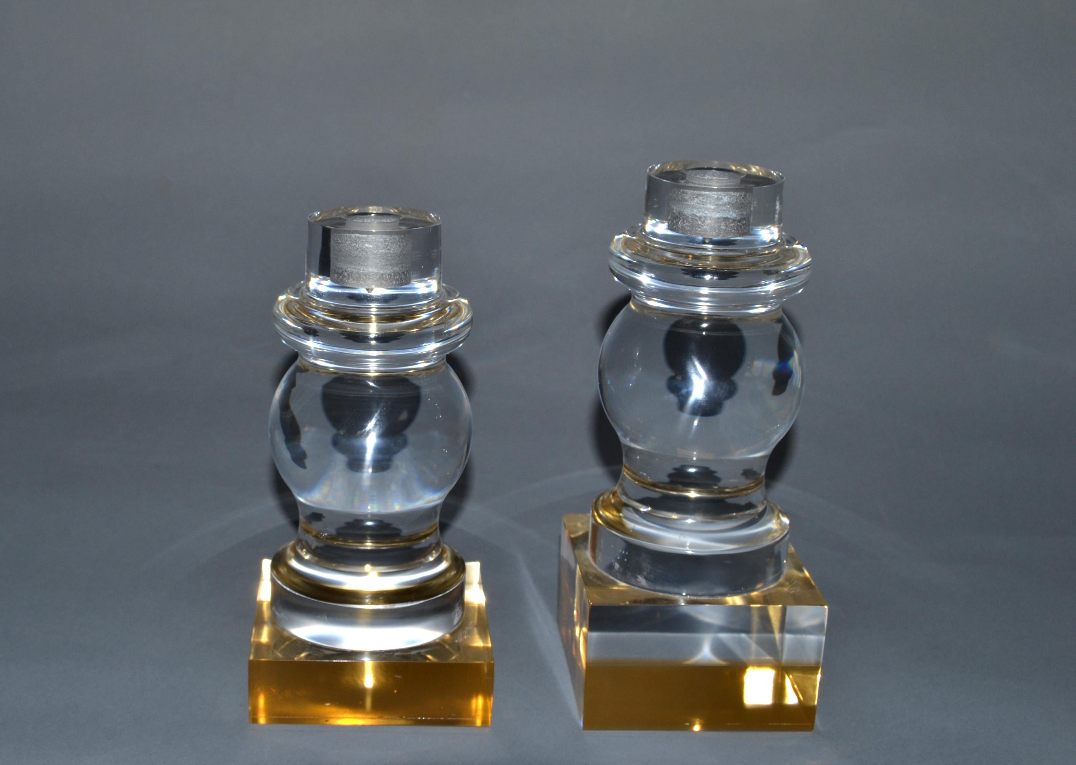 Moderne Kerzenständer aus klarem und goldenem Acryl mit gedrechselten Kanten - Paar (21. Jahrhundert und zeitgenössisch) im Angebot