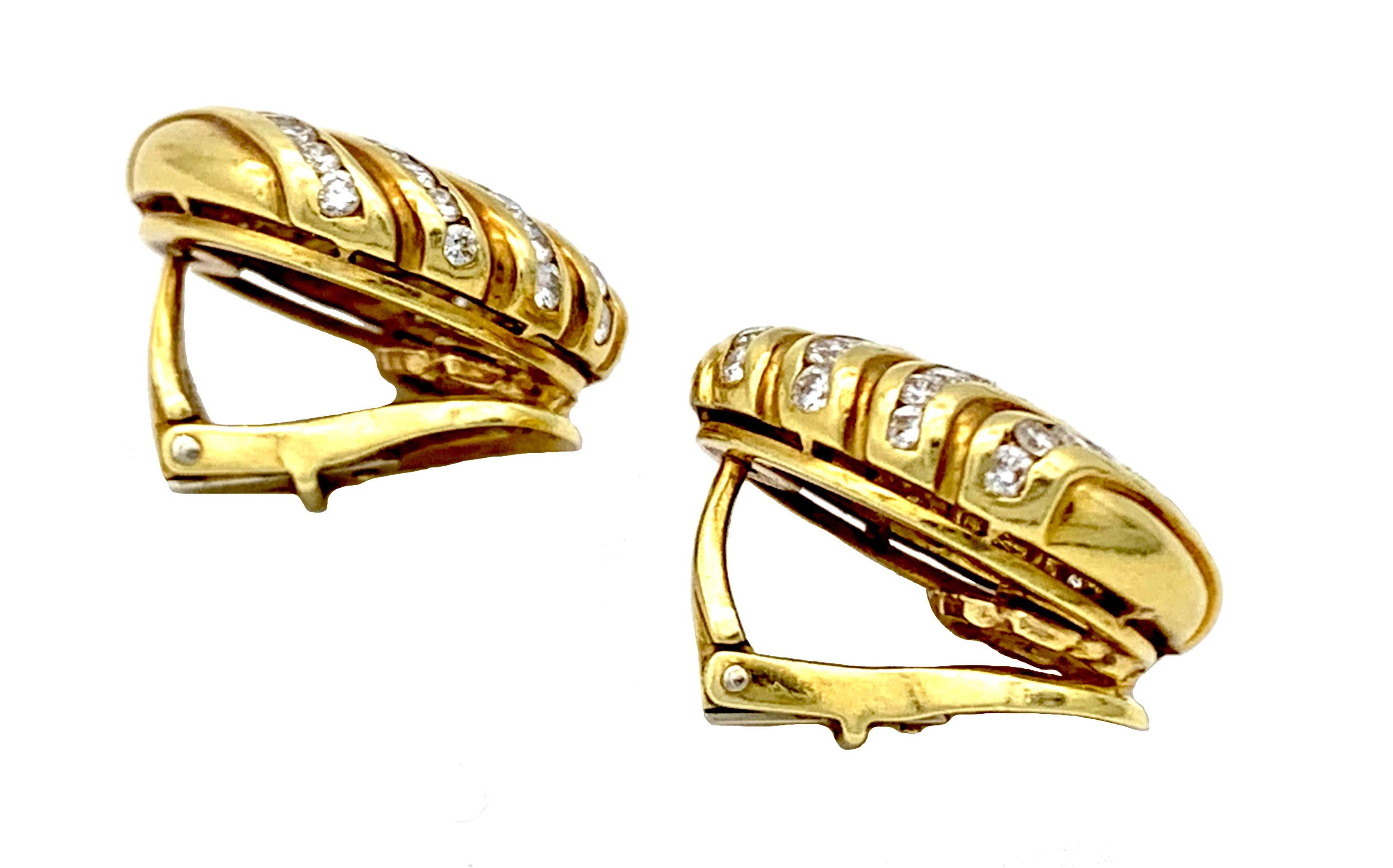 Modern Clip-on Earrings 18 Karat Two Colour Gold Diamonds Brilliant Cut Waves In Good Condition For Sale In Munich, Bavaria