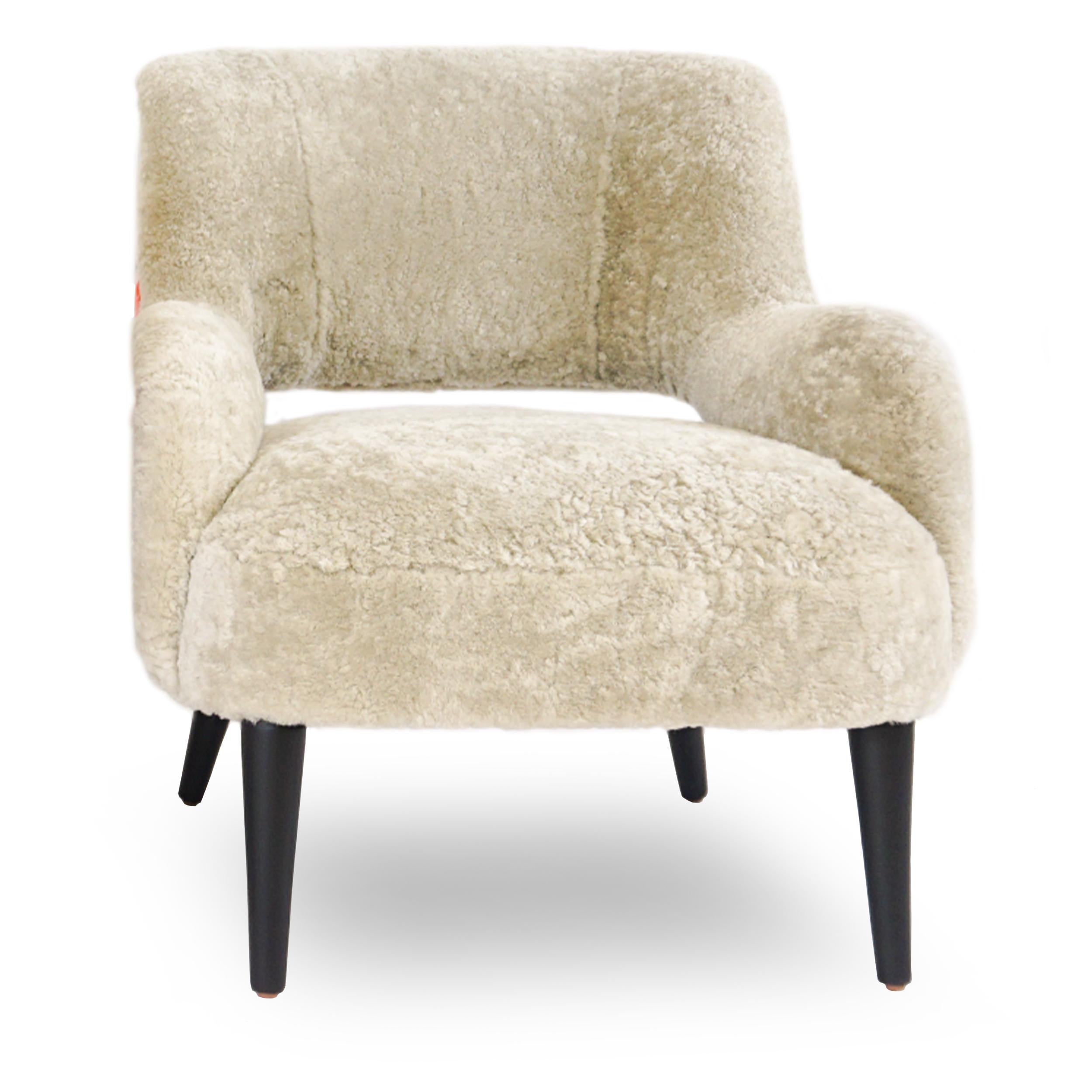 Américain Fauteuil club moderne en peau de mouton et imprimé graffiti en vente