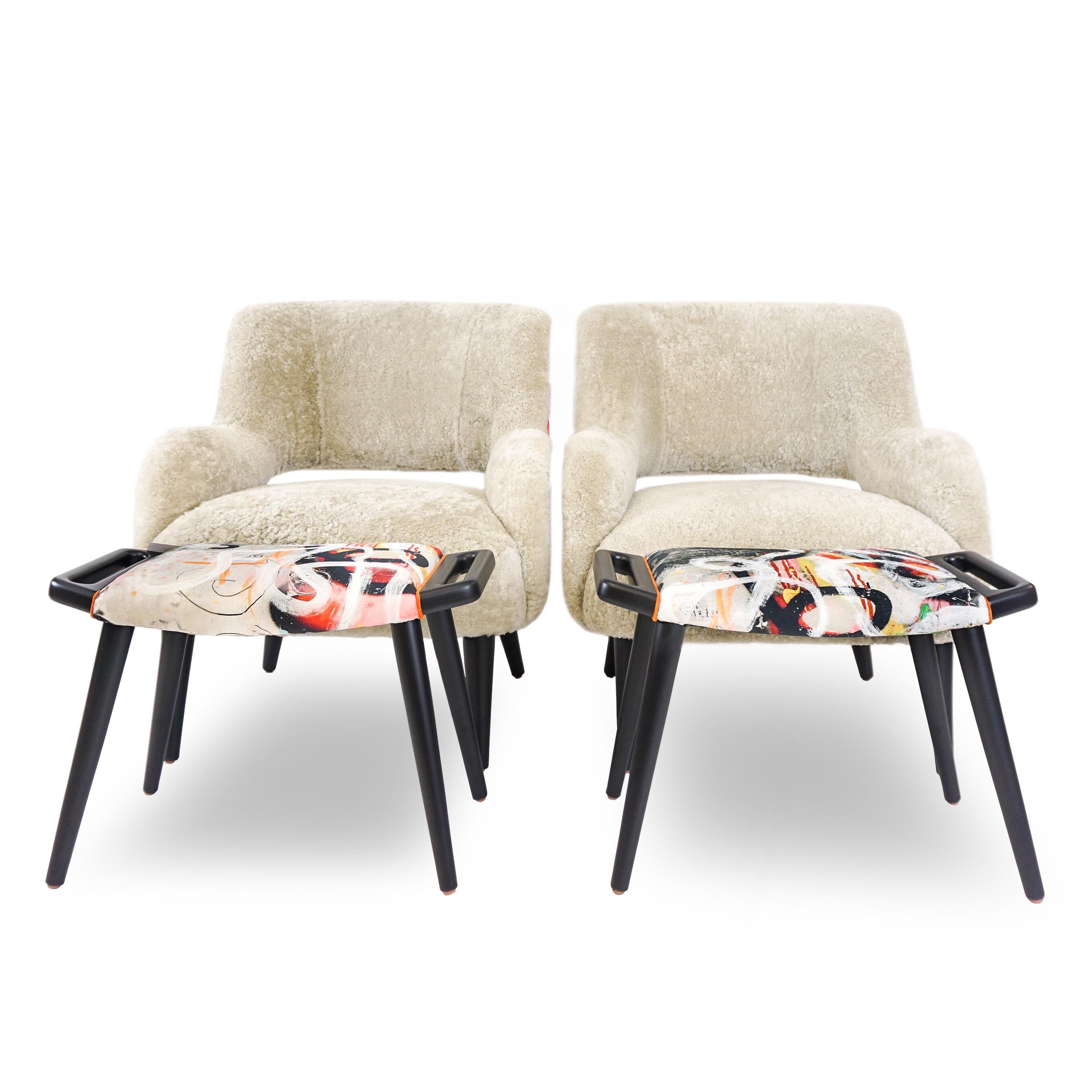 Cuir de mouton Fauteuil club moderne en peau de mouton et imprimé graffiti en vente