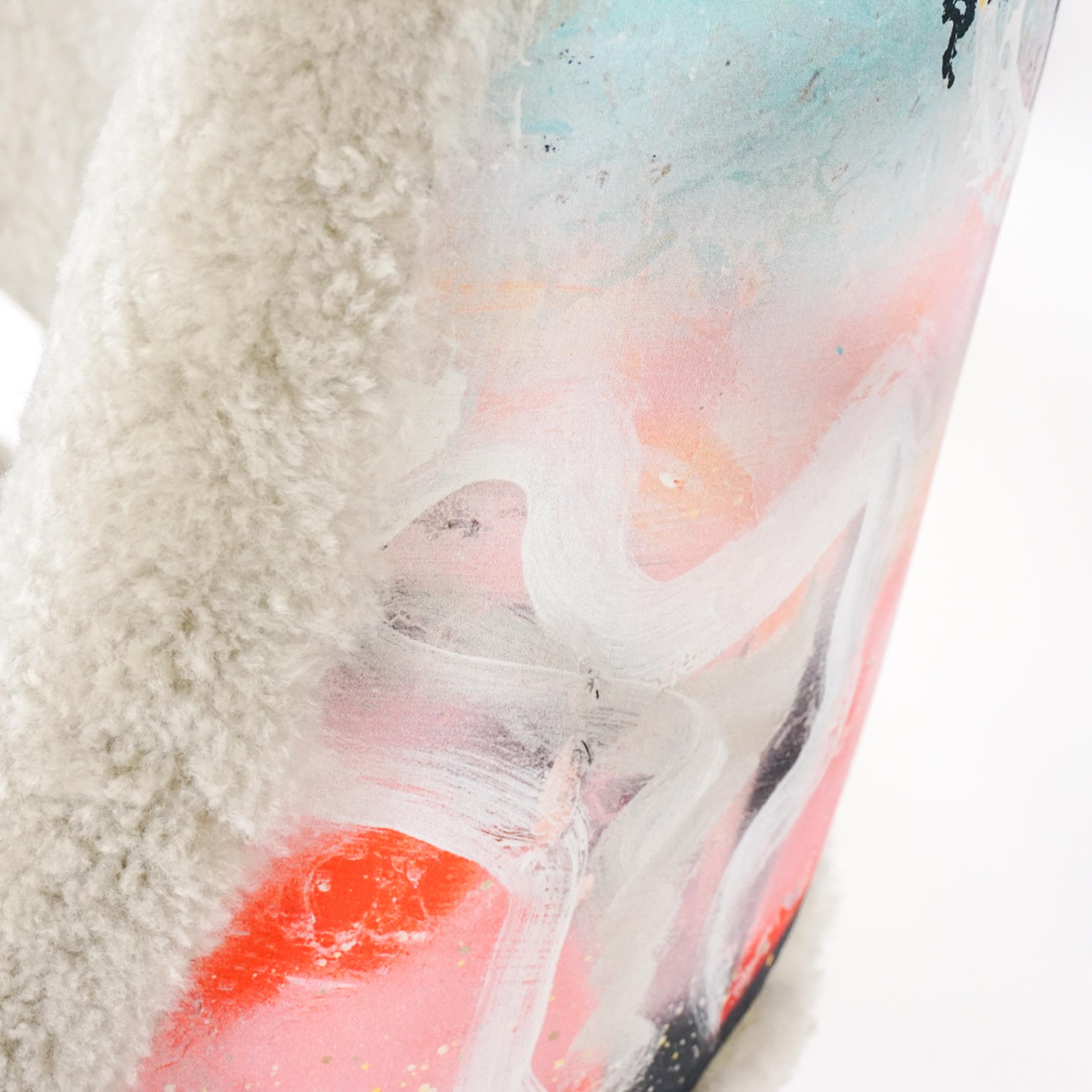 Fauteuil club moderne en peau de mouton et imprimé graffiti en vente 1