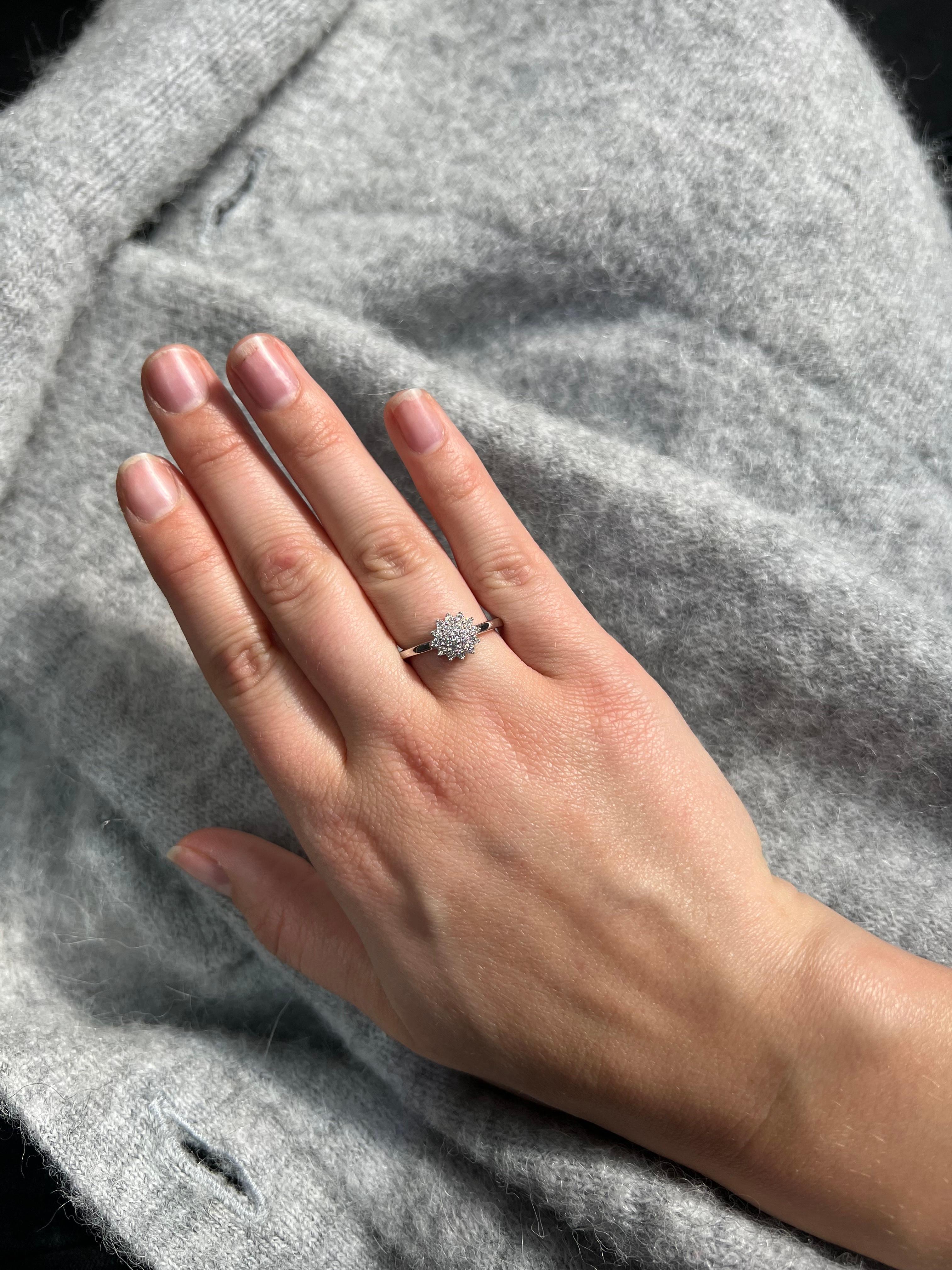 in vendita:  Anello moderno in oro bianco a grappolo con 0,33 carati di diamanti naturali e design unico 11