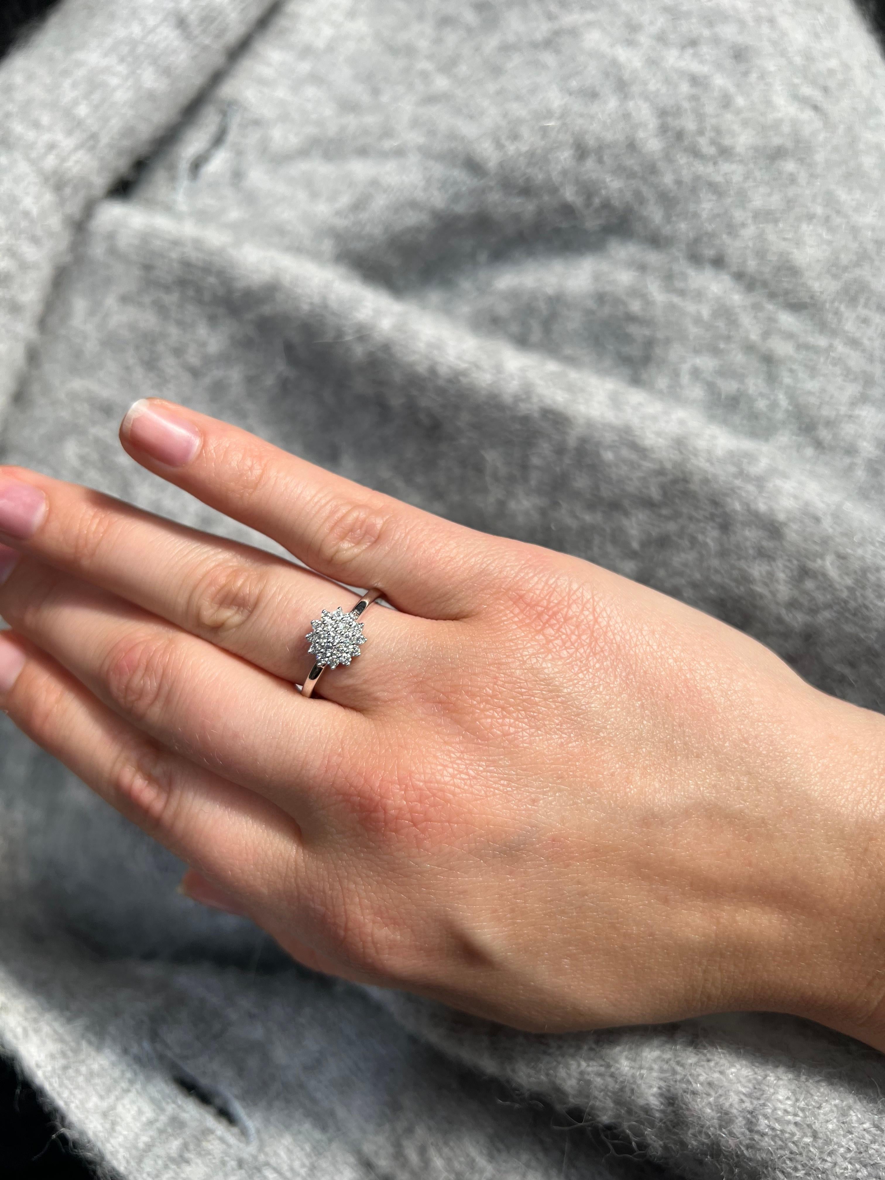 in vendita:  Anello moderno in oro bianco a grappolo con 0,33 carati di diamanti naturali e design unico 7