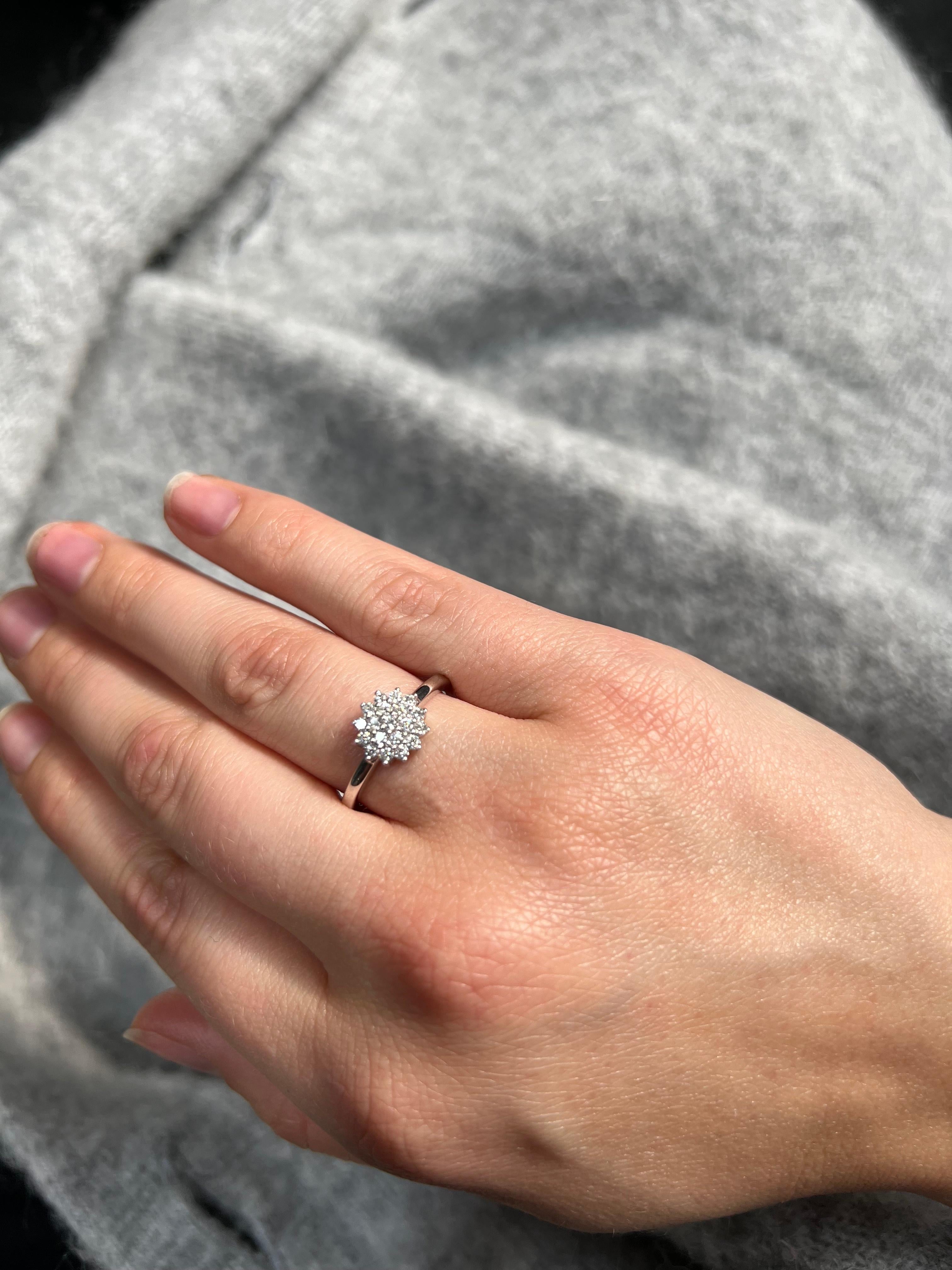 in vendita:  Anello moderno in oro bianco a grappolo con 0,33 carati di diamanti naturali e design unico 9
